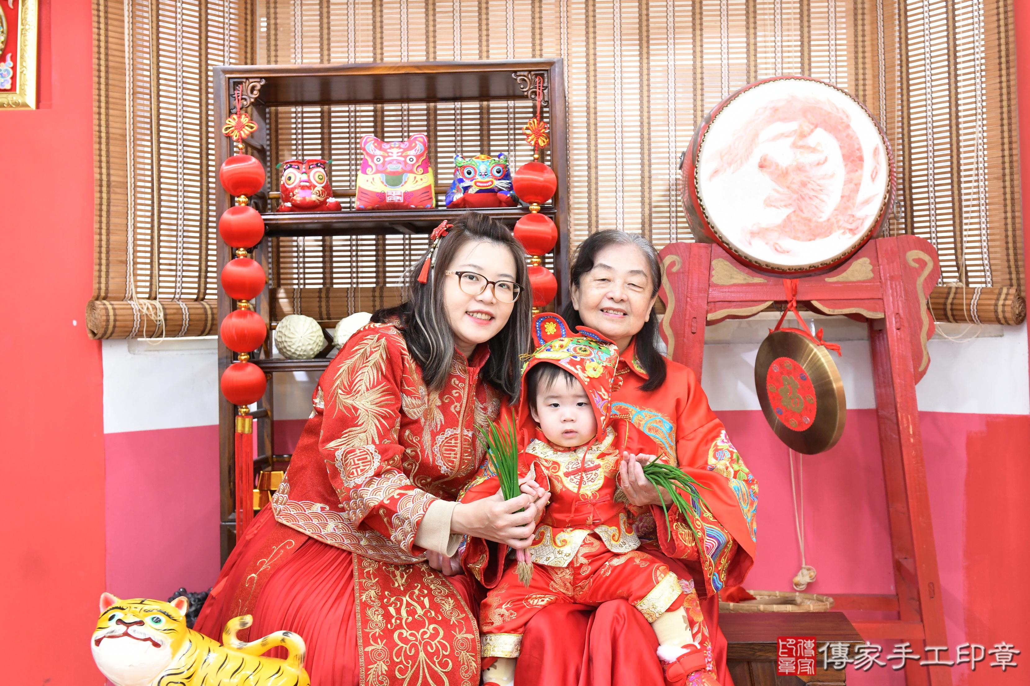 傳家手工印章高雄店、抓周、度脺、美式風會場、傳家嬰兒古禮、吉祥話、抓周道具物品24種、拍照。抓周證書。寶寶抓周、滿周歲、生日快樂、祝福