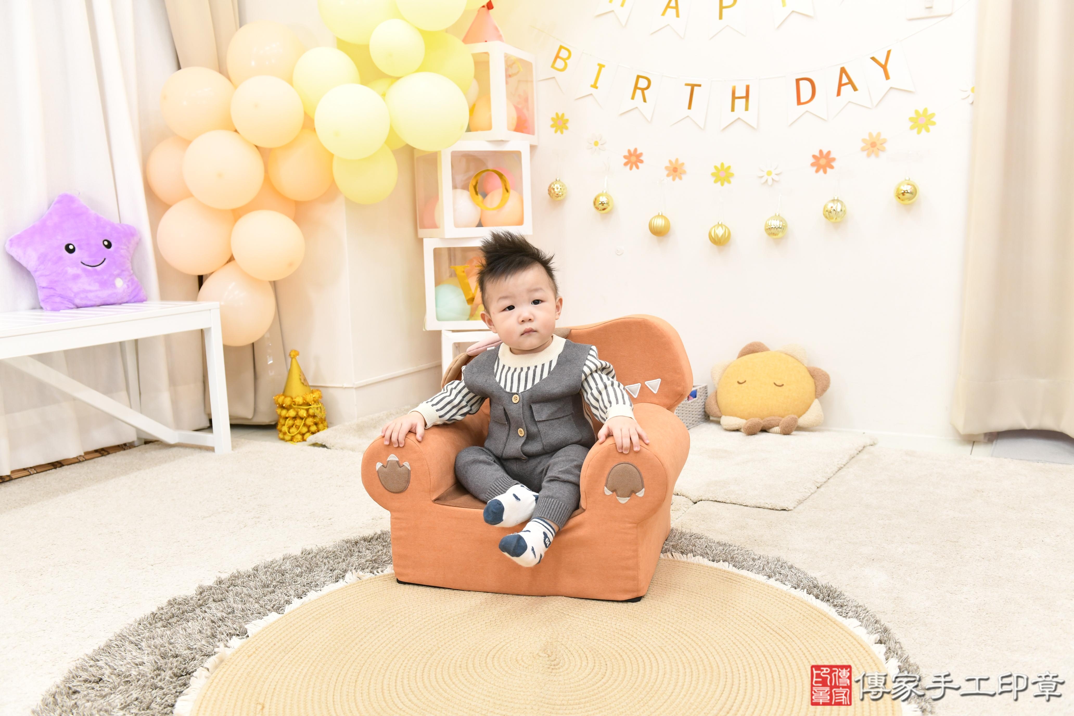 傳家手工印章高雄店、抓周、度脺、美式風會場、傳家嬰兒古禮、吉祥話、抓周道具物品24種、拍照。抓周證書。寶寶抓周、滿周歲、生日快樂、祝福 傳家手工印章高雄店、抓周、度脺、美式風會場、傳家嬰兒古禮、吉祥話、抓周道具物品24種、拍照。抓周證書。寶寶抓周、滿周歲、生日快樂、祝福