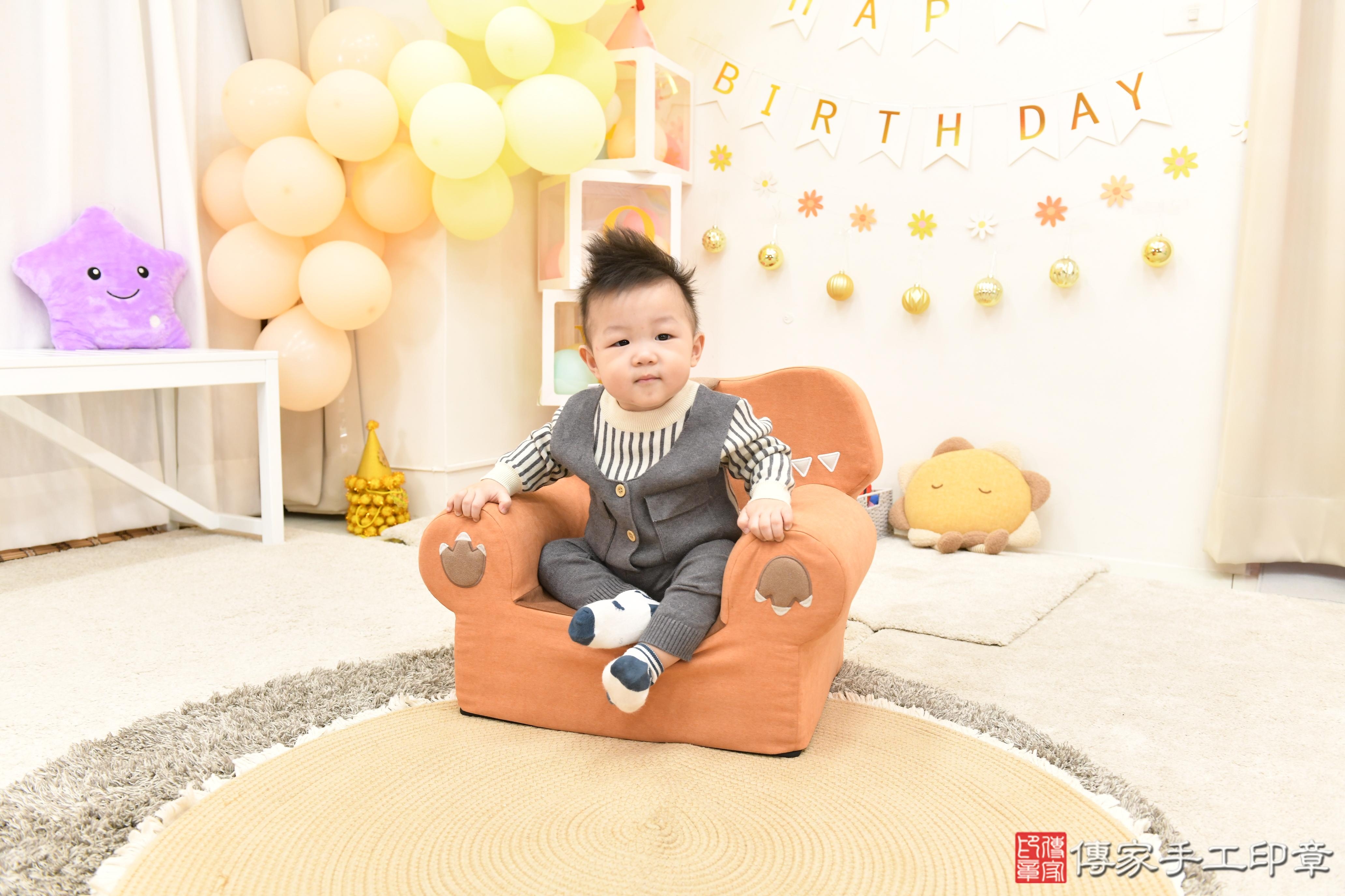 傳家手工印章高雄店、抓周、度脺、美式風會場、傳家嬰兒古禮、吉祥話、抓周道具物品24種、拍照。抓周證書。寶寶抓周、滿周歲、生日快樂、祝福 傳家手工印章高雄店、抓周、度脺、美式風會場、傳家嬰兒古禮、吉祥話、抓周道具物品24種、拍照。抓周證書。寶寶抓周、滿周歲、生日快樂、祝福