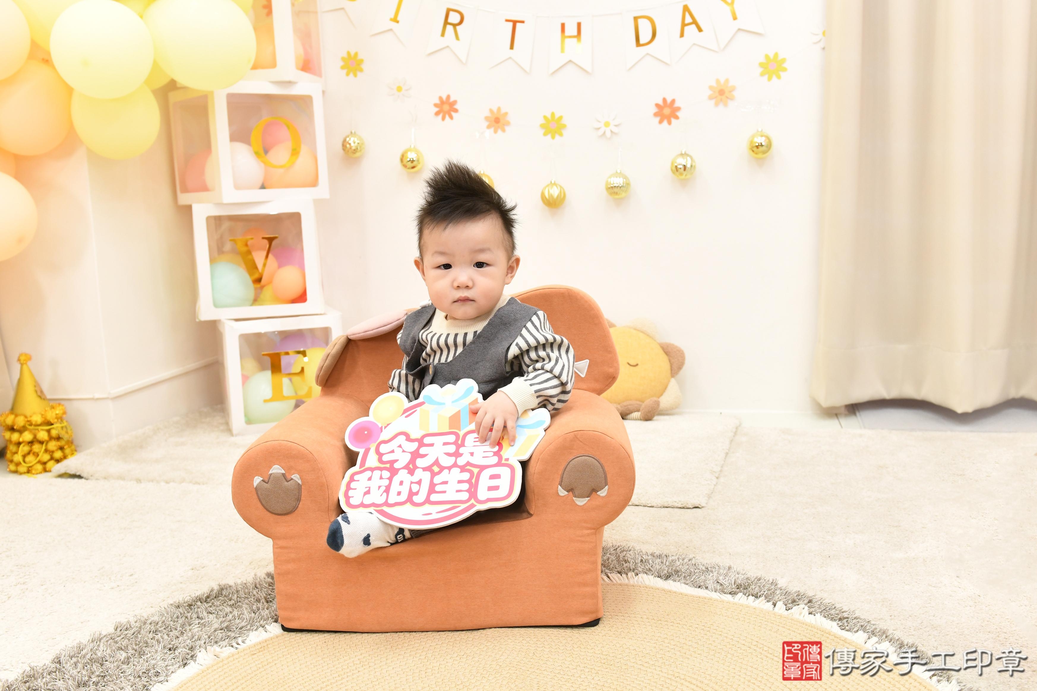 傳家手工印章高雄店、抓周、度脺、美式風會場、傳家嬰兒古禮、吉祥話、抓周道具物品24種、拍照。抓周證書。寶寶抓周、滿周歲、生日快樂、祝福 傳家手工印章高雄店、抓周、度脺、美式風會場、傳家嬰兒古禮、吉祥話、抓周道具物品24種、拍照。抓周證書。寶寶抓周、滿周歲、生日快樂、祝福