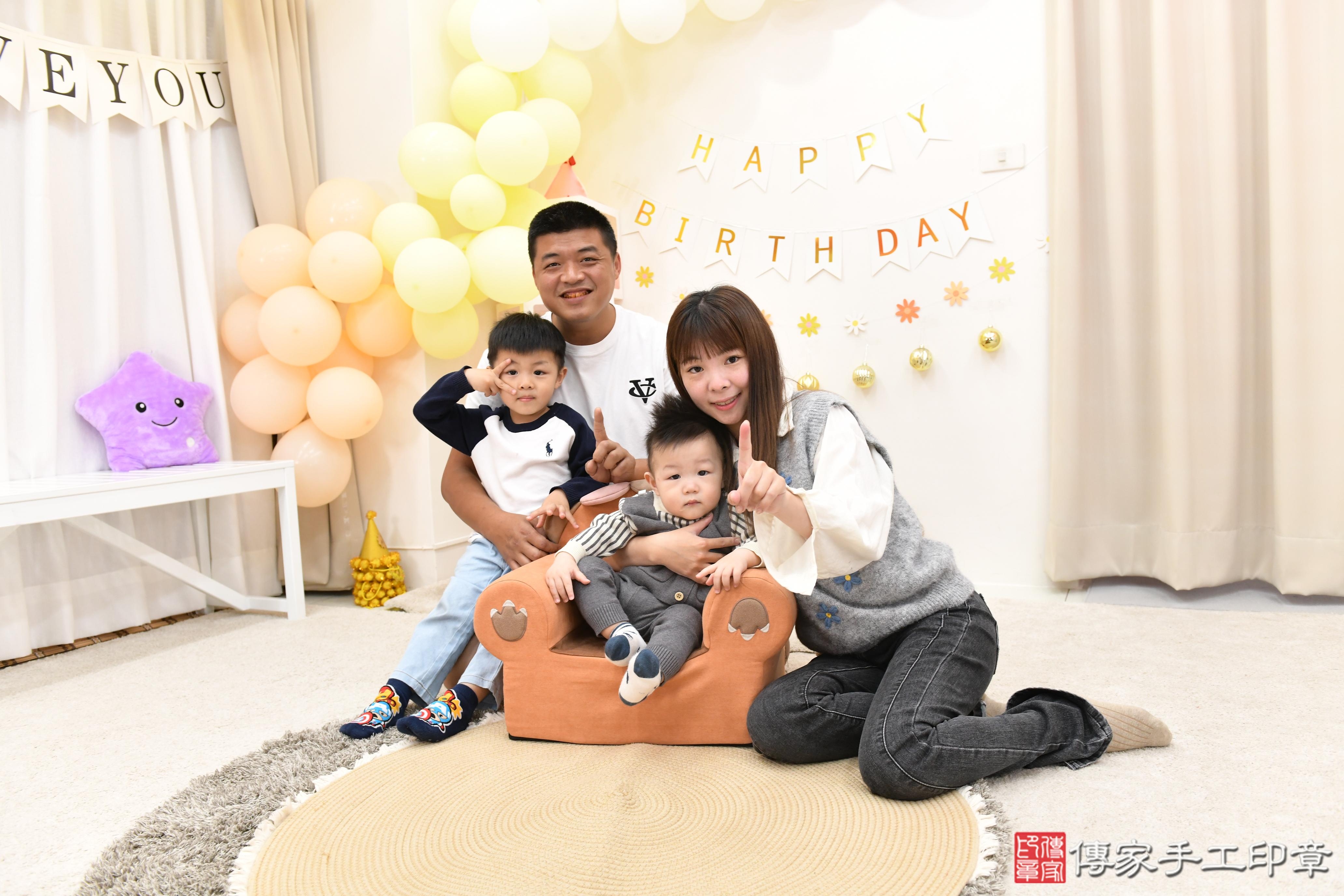 傳家手工印章高雄店、抓周、度脺、美式風會場、傳家嬰兒古禮、吉祥話、抓周道具物品24種、拍照。抓周證書。寶寶抓周、滿周歲、生日快樂、祝福 傳家手工印章高雄店、抓周、度脺、美式風會場、傳家嬰兒古禮、吉祥話、抓周道具物品24種、拍照。抓周證書。寶寶抓周、滿周歲、生日快樂、祝福