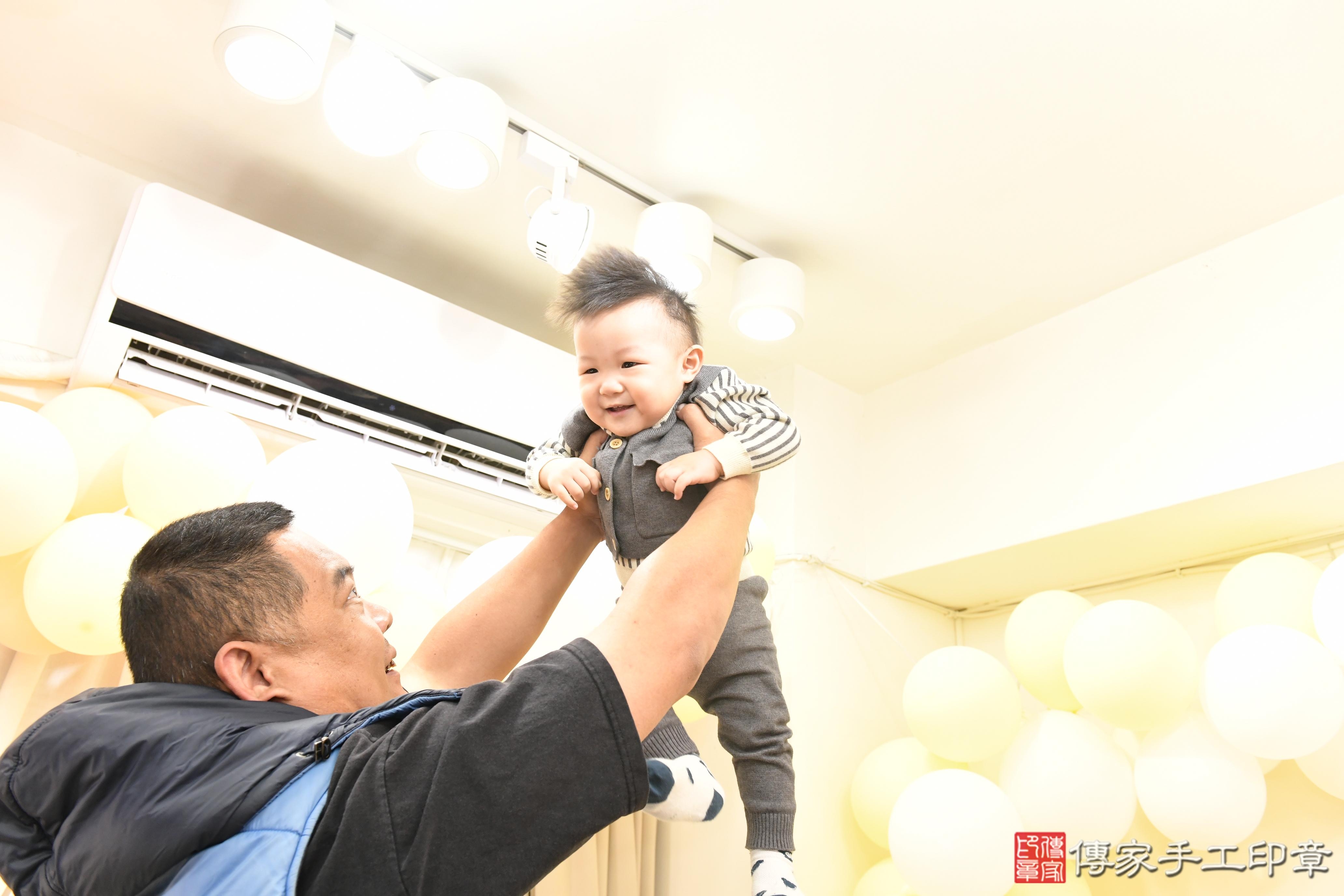 傳家手工印章高雄店、抓周、度脺、美式風會場、傳家嬰兒古禮、吉祥話、抓周道具物品24種、拍照。抓周證書。寶寶抓周、滿周歲、生日快樂、祝福 傳家手工印章高雄店、抓周、度脺、美式風會場、傳家嬰兒古禮、吉祥話、抓周道具物品24種、拍照。抓周證書。寶寶抓周、滿周歲、生日快樂、祝福