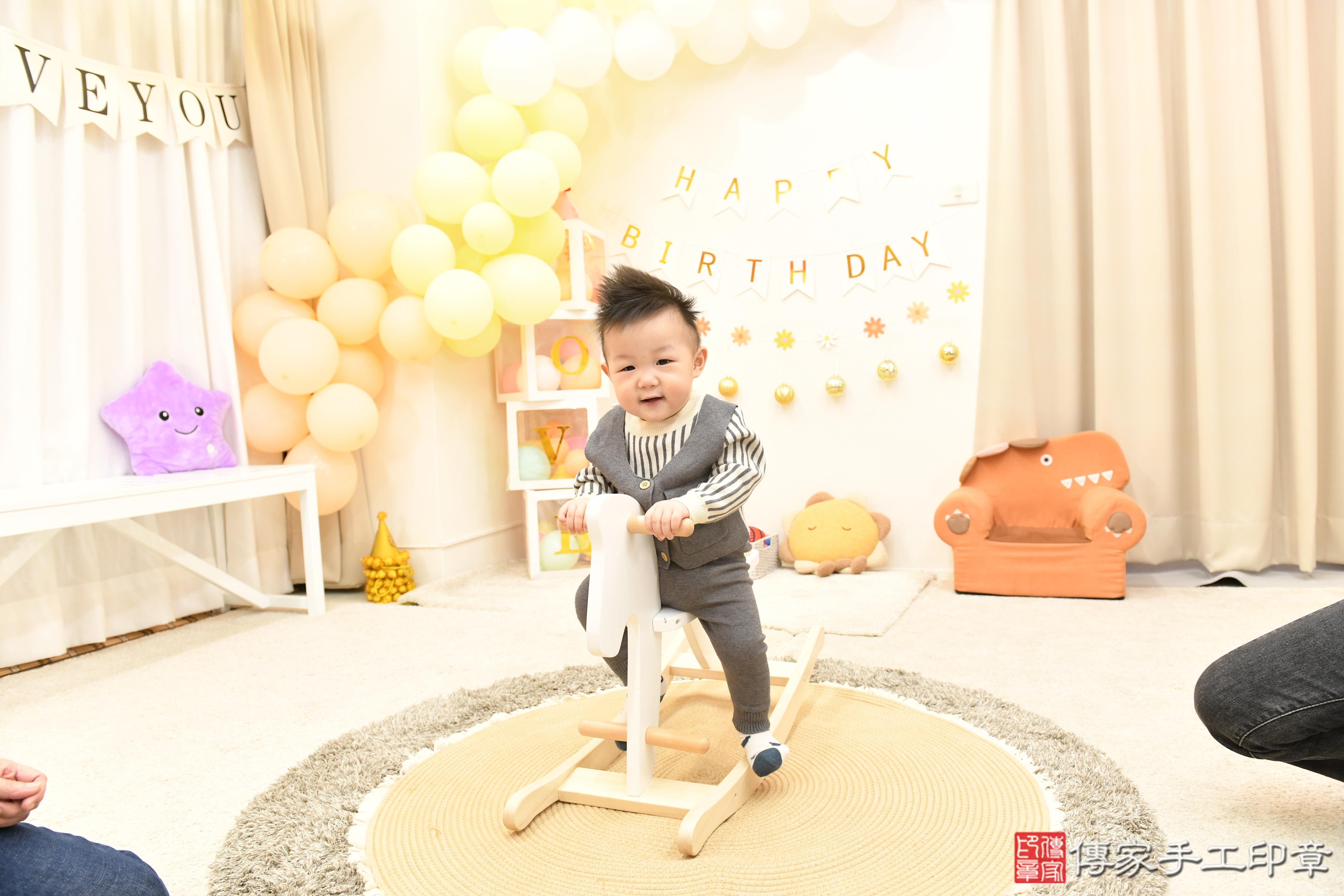 傳家手工印章高雄店、抓周、度脺、美式風會場、傳家嬰兒古禮、吉祥話、抓周道具物品24種、拍照。抓周證書。寶寶抓周、滿周歲、生日快樂、祝福 傳家手工印章高雄店、抓周、度脺、美式風會場、傳家嬰兒古禮、吉祥話、抓周道具物品24種、拍照。抓周證書。寶寶抓周、滿周歲、生日快樂、祝福