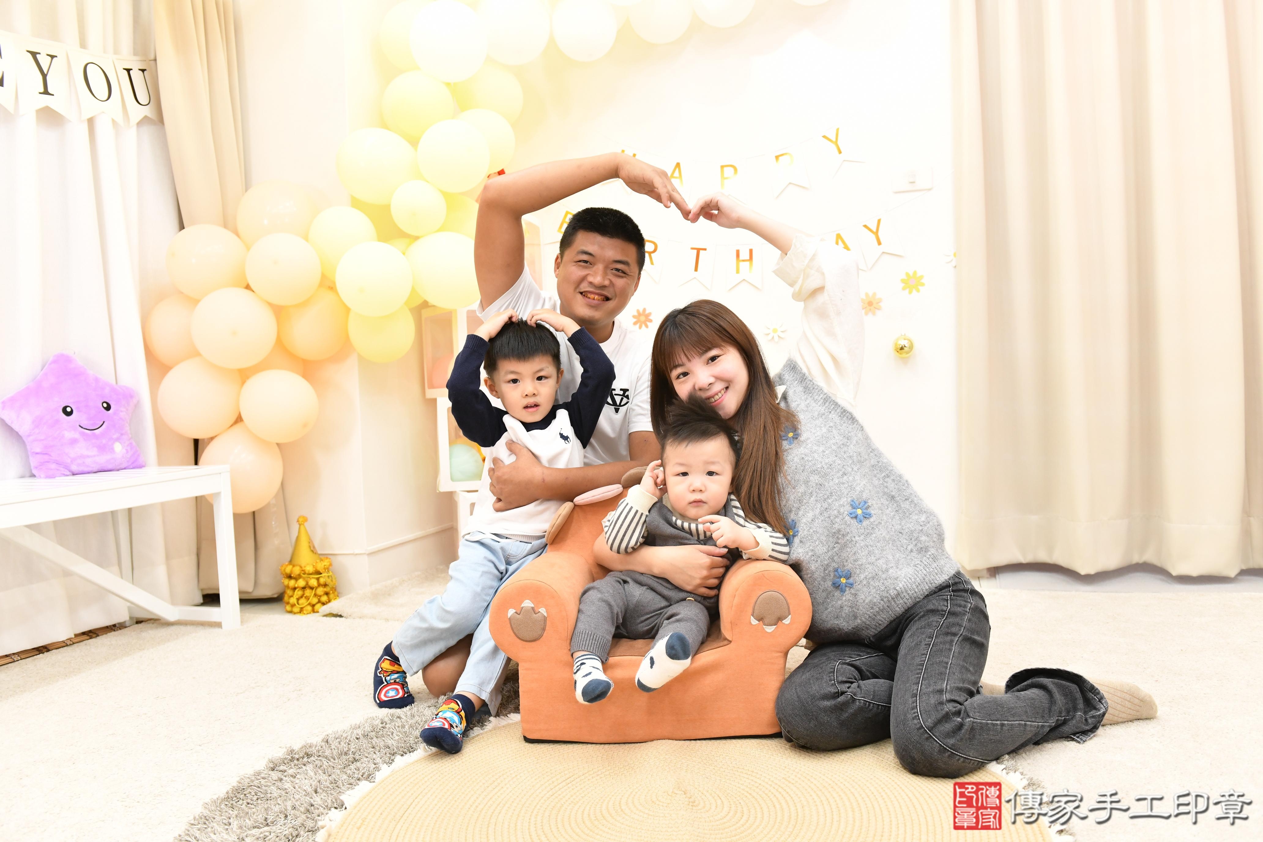 傳家手工印章高雄店、抓周、度脺、美式風會場、傳家嬰兒古禮、吉祥話、抓周道具物品24種、拍照。抓周證書。寶寶抓周、滿周歲、生日快樂、祝福 傳家手工印章高雄店、抓周、度脺、美式風會場、傳家嬰兒古禮、吉祥話、抓周道具物品24種、拍照。抓周證書。寶寶抓周、滿周歲、生日快樂、祝福