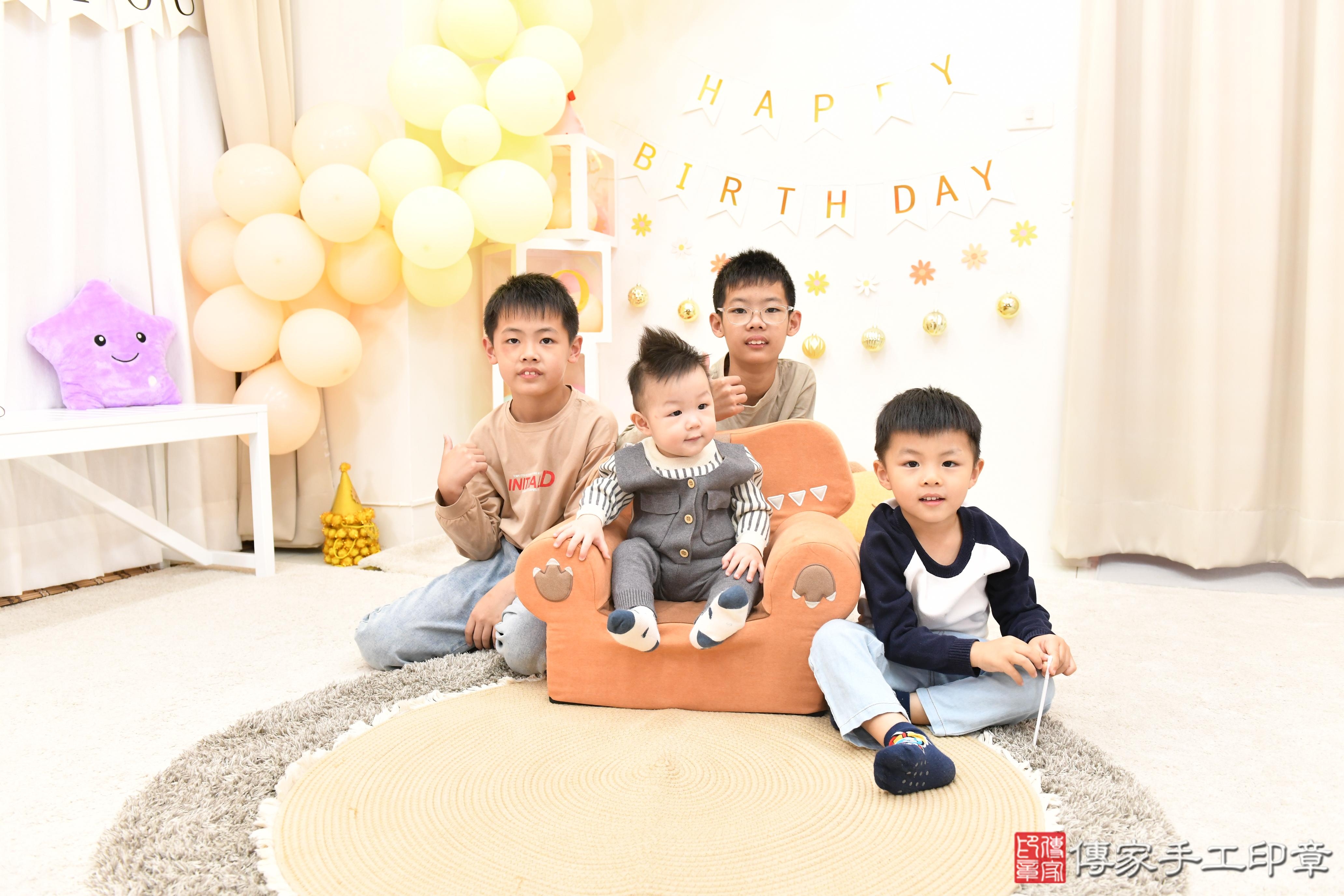 傳家手工印章高雄店、抓周、度脺、美式風會場、傳家嬰兒古禮、吉祥話、抓周道具物品24種、拍照。抓周證書。寶寶抓周、滿周歲、生日快樂、祝福 傳家手工印章高雄店、抓周、度脺、美式風會場、傳家嬰兒古禮、吉祥話、抓周道具物品24種、拍照。抓周證書。寶寶抓周、滿周歲、生日快樂、祝福