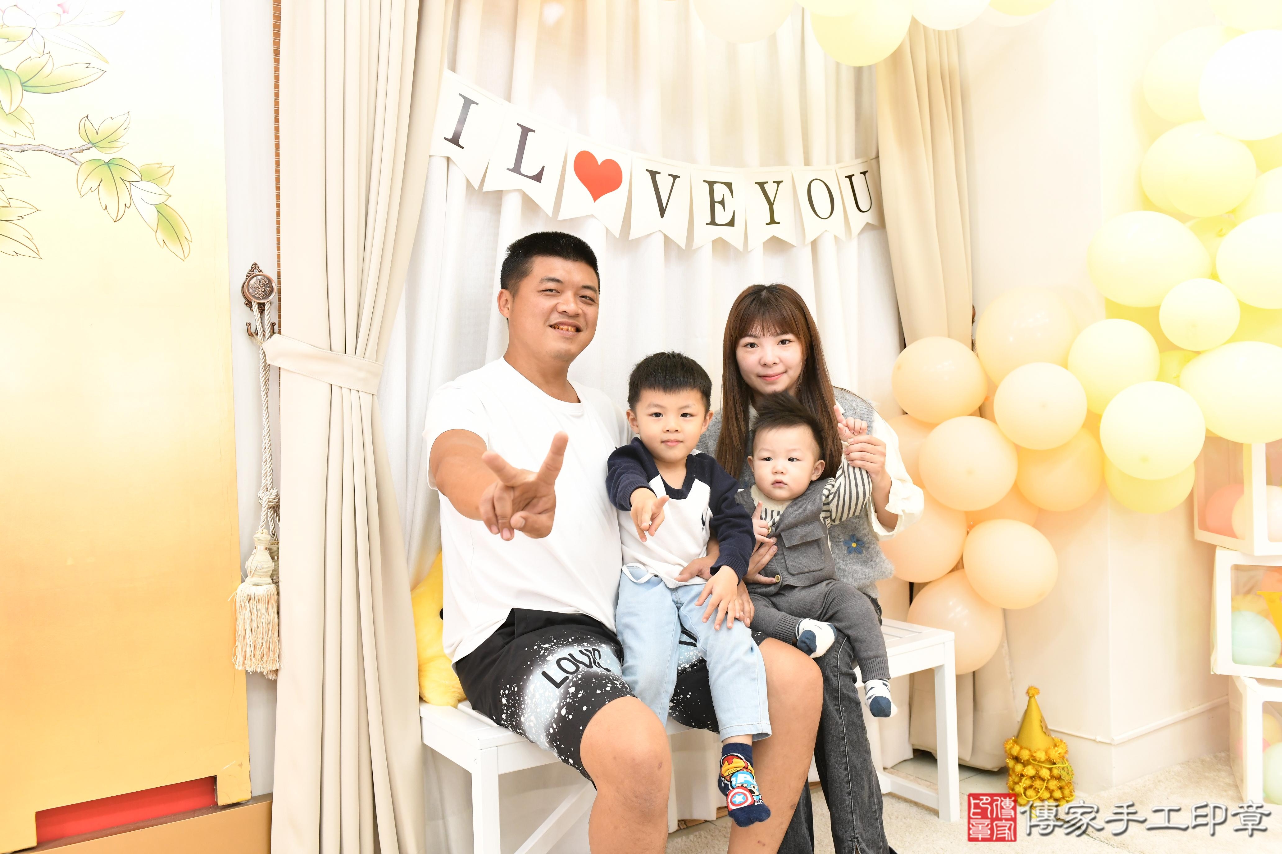 傳家手工印章高雄店、抓周、度脺、美式風會場、傳家嬰兒古禮、吉祥話、抓周道具物品24種、拍照。抓周證書。寶寶抓周、滿周歲、生日快樂、祝福 傳家手工印章高雄店、抓周、度脺、美式風會場、傳家嬰兒古禮、吉祥話、抓周道具物品24種、拍照。抓周證書。寶寶抓周、滿周歲、生日快樂、祝福