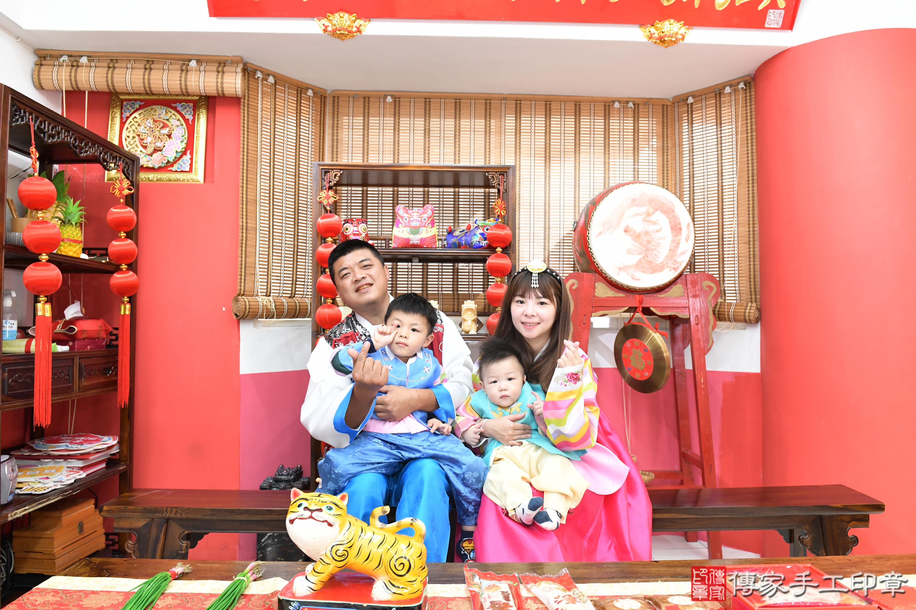 傳家手工印章高雄店、抓周、度脺、美式風會場、傳家嬰兒古禮、吉祥話、抓周道具物品24種、拍照。抓周證書。寶寶抓周、滿周歲、生日快樂、祝福 傳家手工印章高雄店、抓周、度脺、美式風會場、傳家嬰兒古禮、吉祥話、抓周道具物品24種、拍照。抓周證書。寶寶抓周、滿周歲、生日快樂、祝福