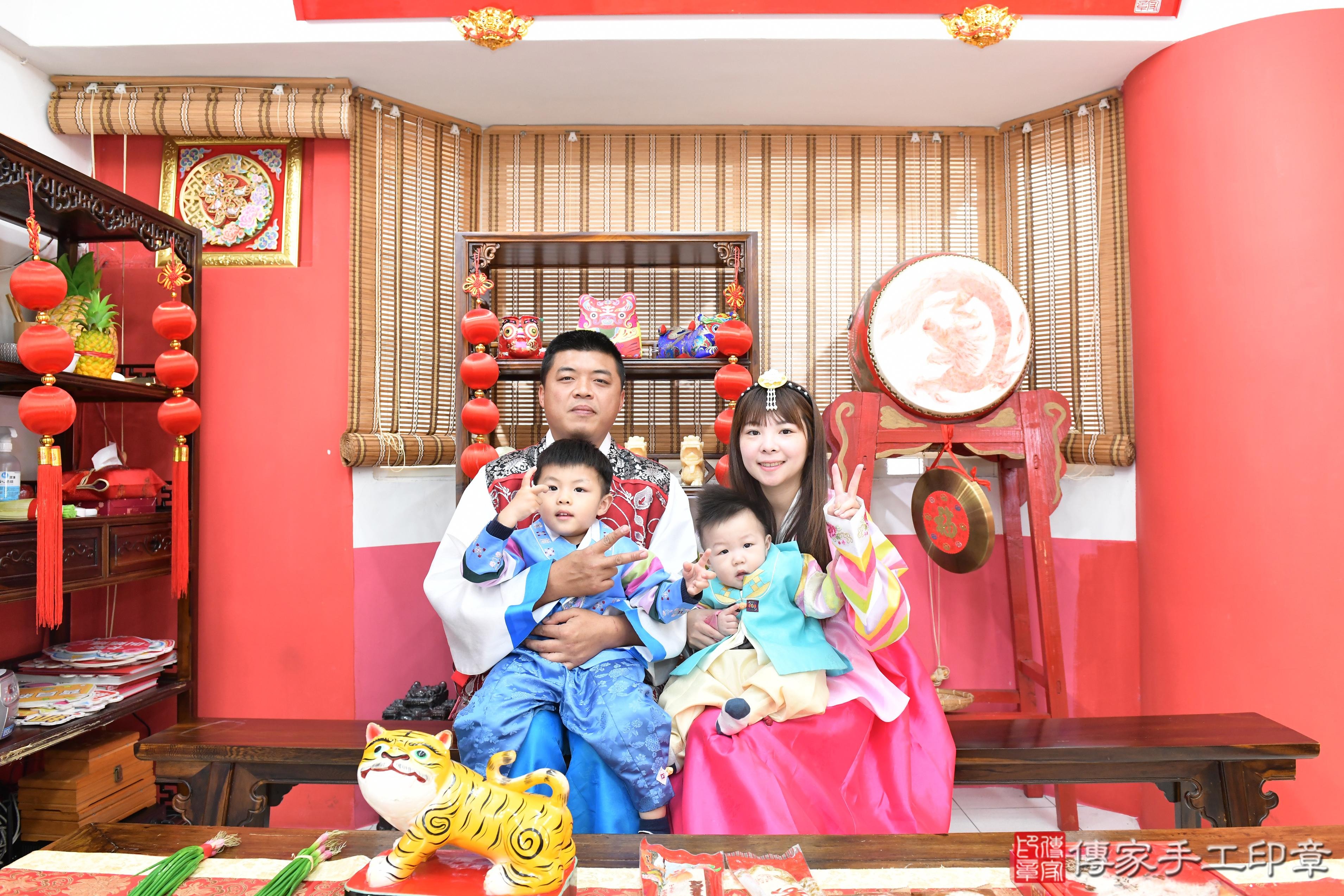 傳家手工印章高雄店、抓周、度脺、美式風會場、傳家嬰兒古禮、吉祥話、抓周道具物品24種、拍照。抓周證書。寶寶抓周、滿周歲、生日快樂、祝福 傳家手工印章高雄店、抓周、度脺、美式風會場、傳家嬰兒古禮、吉祥話、抓周道具物品24種、拍照。抓周證書。寶寶抓周、滿周歲、生日快樂、祝福