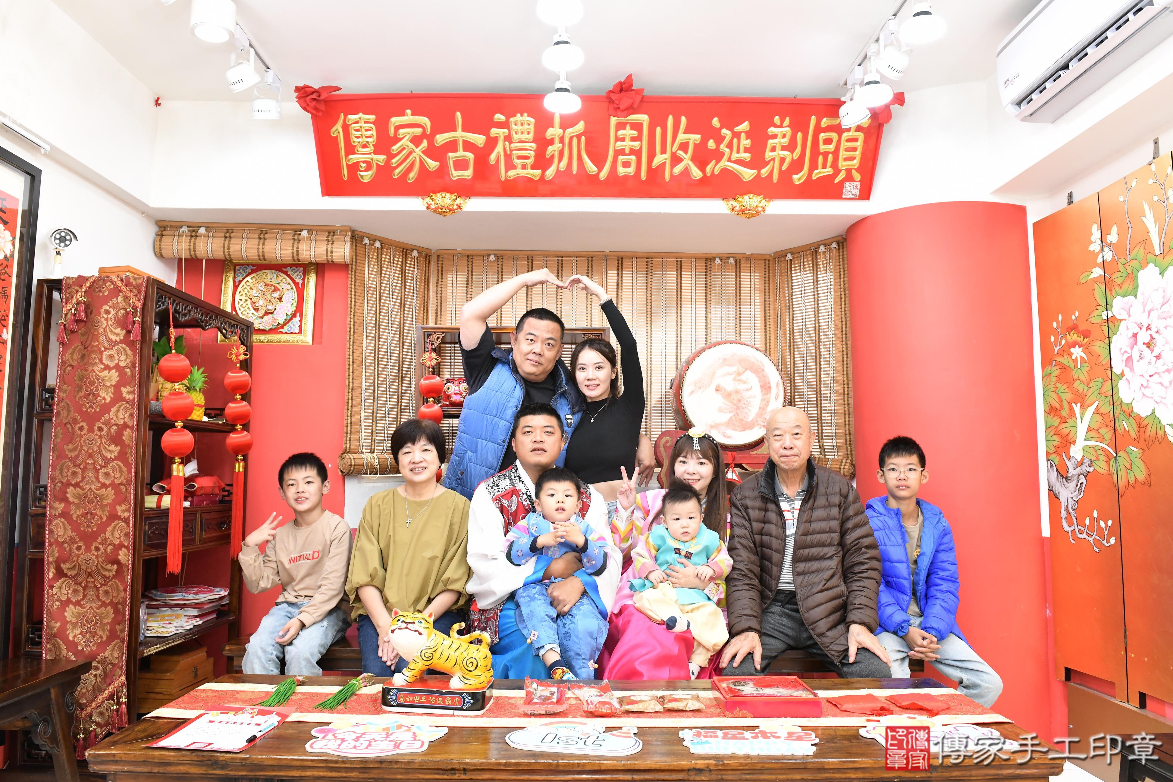 傳家手工印章高雄店、抓周、度脺、美式風會場、傳家嬰兒古禮、吉祥話、抓周道具物品24種、拍照。抓周證書。寶寶抓周、滿周歲、生日快樂、祝福 傳家手工印章高雄店、抓周、度脺、美式風會場、傳家嬰兒古禮、吉祥話、抓周道具物品24種、拍照。抓周證書。寶寶抓周、滿周歲、生日快樂、祝福