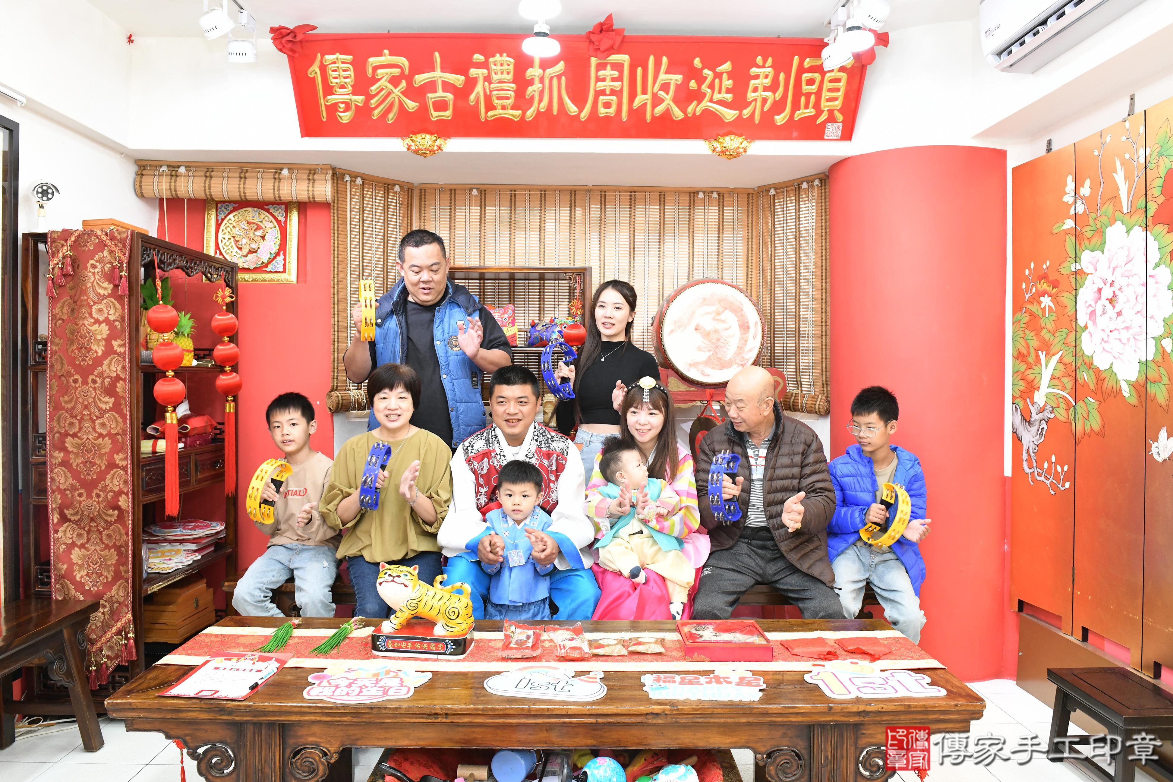 傳家手工印章高雄店、抓周、度脺、美式風會場、傳家嬰兒古禮、吉祥話、抓周道具物品24種、拍照。抓周證書。寶寶抓周、滿周歲、生日快樂、祝福 傳家手工印章高雄店、抓周、度脺、美式風會場、傳家嬰兒古禮、吉祥話、抓周道具物品24種、拍照。抓周證書。寶寶抓周、滿周歲、生日快樂、祝福