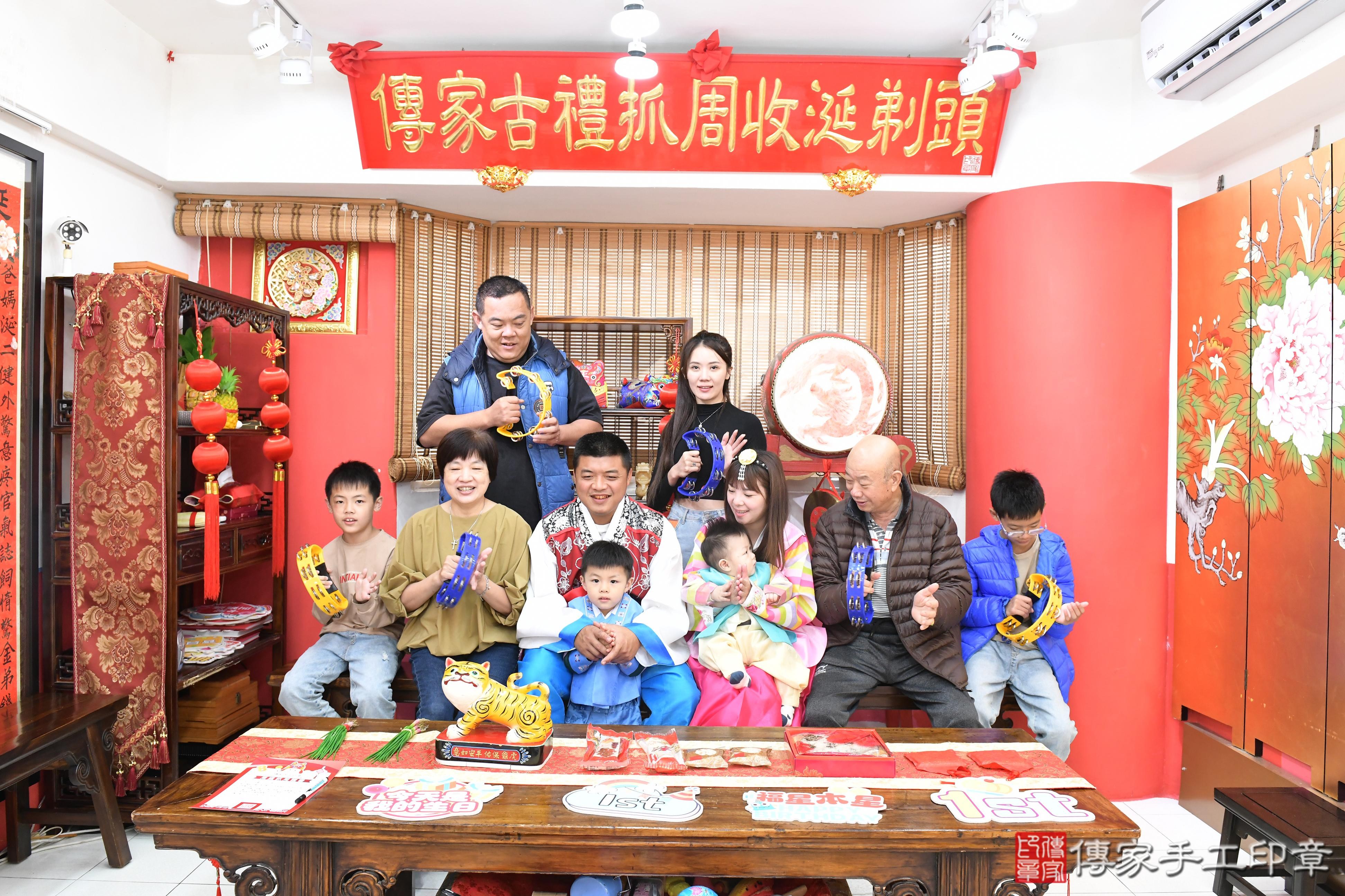 傳家手工印章高雄店、抓周、度脺、美式風會場、傳家嬰兒古禮、吉祥話、抓周道具物品24種、拍照。抓周證書。寶寶抓周、滿周歲、生日快樂、祝福 傳家手工印章高雄店、抓周、度脺、美式風會場、傳家嬰兒古禮、吉祥話、抓周道具物品24種、拍照。抓周證書。寶寶抓周、滿周歲、生日快樂、祝福