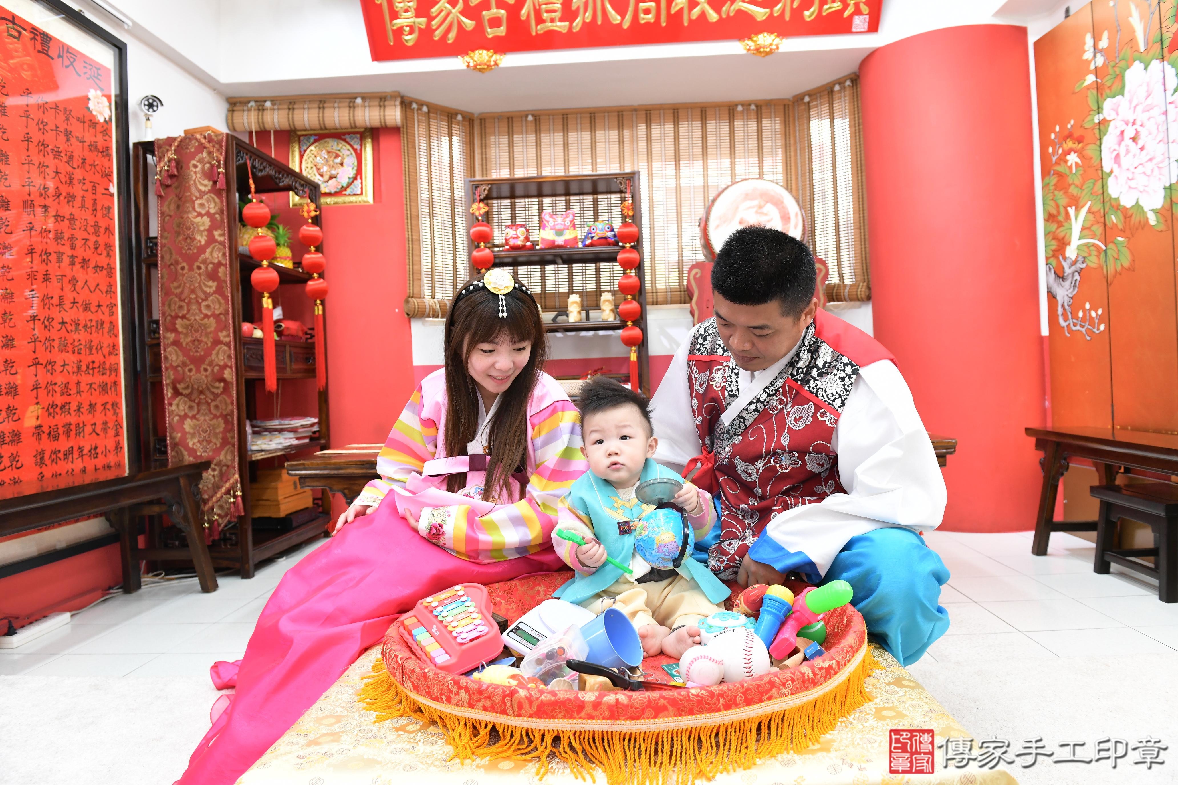 傳家手工印章高雄店、抓周、度脺、美式風會場、傳家嬰兒古禮、吉祥話、抓周道具物品24種、拍照。抓周證書。寶寶抓周、滿周歲、生日快樂、祝福 傳家手工印章高雄店、抓周、度脺、美式風會場、傳家嬰兒古禮、吉祥話、抓周道具物品24種、拍照。抓周證書。寶寶抓周、滿周歲、生日快樂、祝福