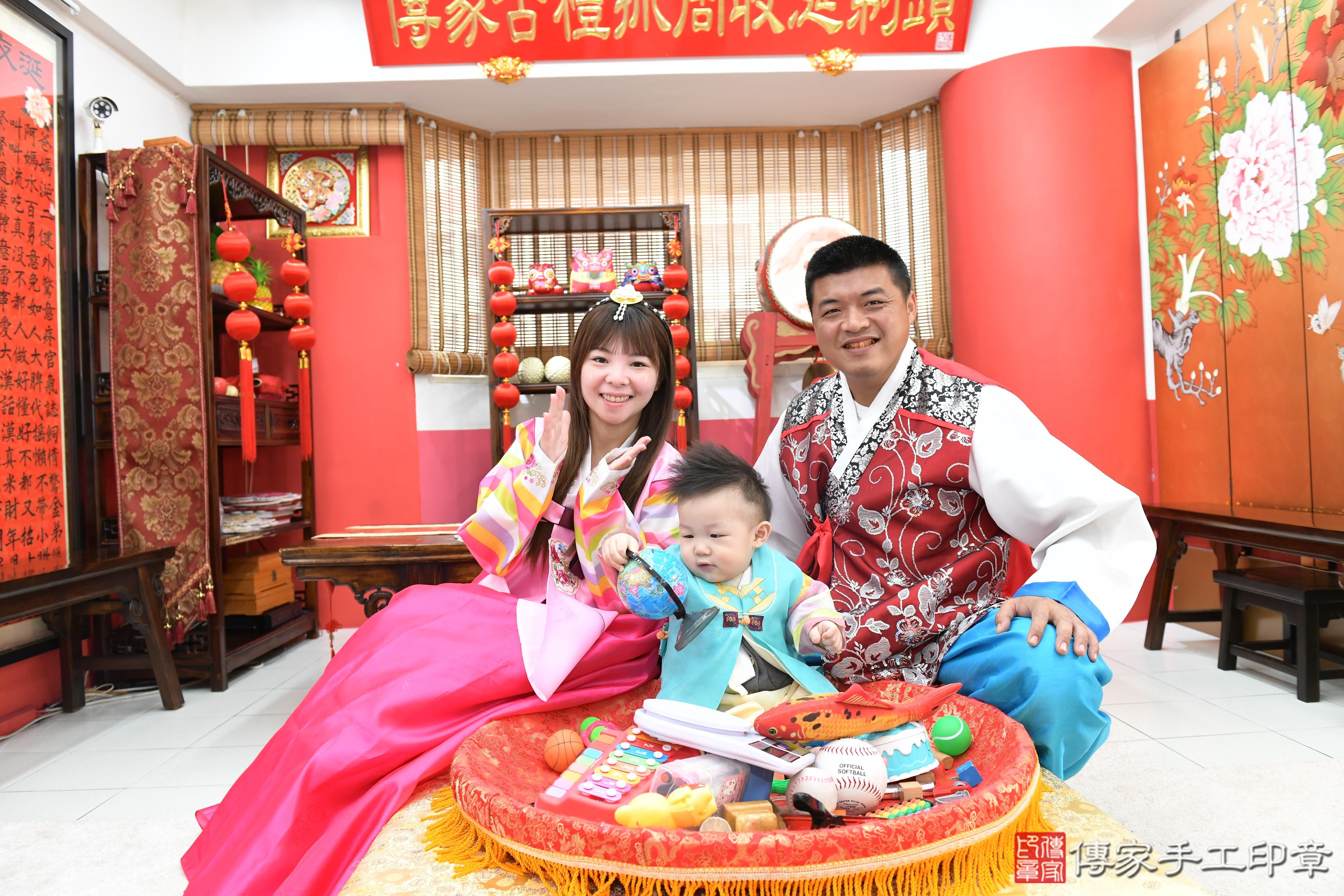 傳家手工印章高雄店、抓周、度脺、美式風會場、傳家嬰兒古禮、吉祥話、抓周道具物品24種、拍照。抓周證書。寶寶抓周、滿周歲、生日快樂、祝福 傳家手工印章高雄店、抓周、度脺、美式風會場、傳家嬰兒古禮、吉祥話、抓周道具物品24種、拍照。抓周證書。寶寶抓周、滿周歲、生日快樂、祝福