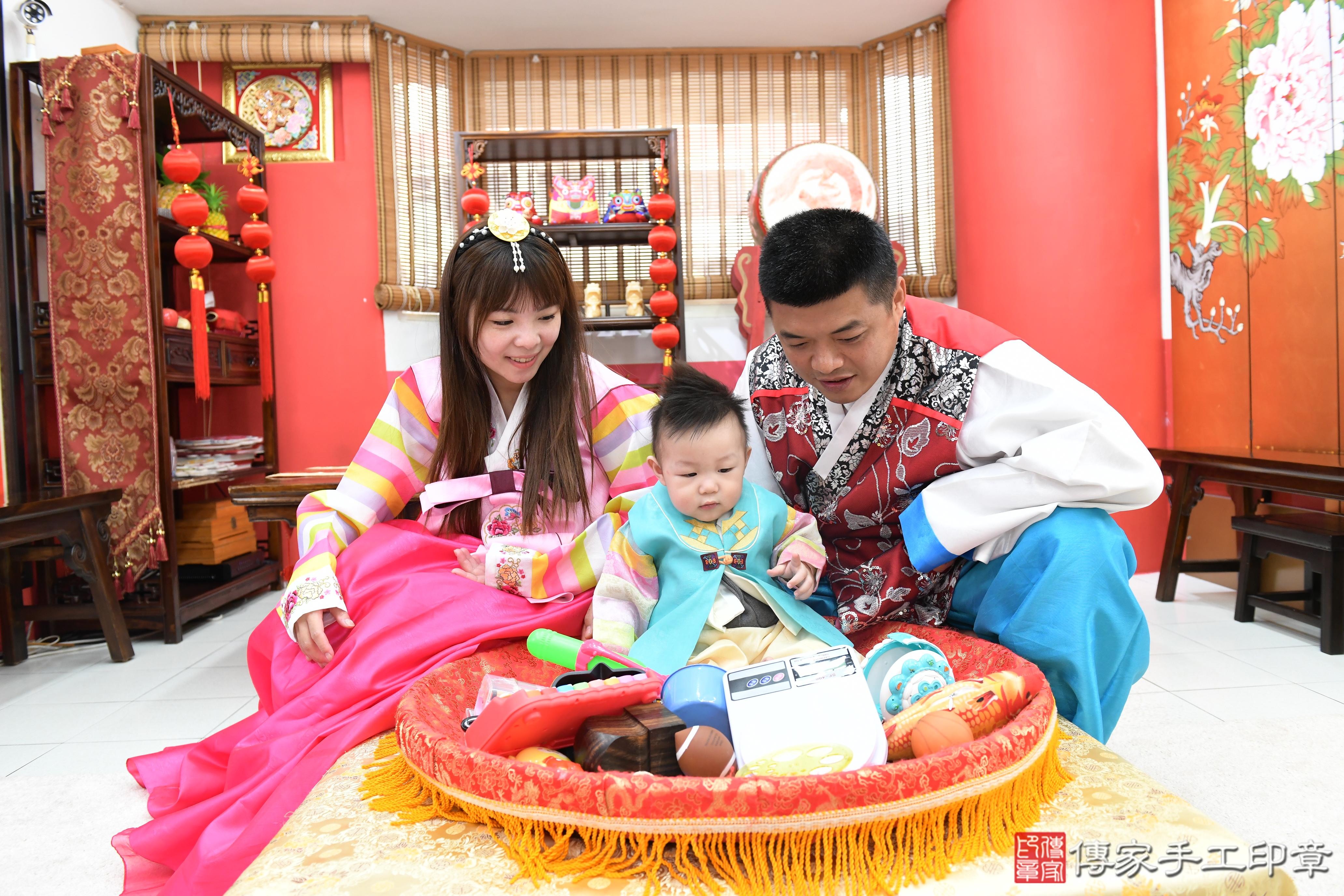 傳家手工印章高雄店、抓周、度脺、美式風會場、傳家嬰兒古禮、吉祥話、抓周道具物品24種、拍照。抓周證書。寶寶抓周、滿周歲、生日快樂、祝福 傳家手工印章高雄店、抓周、度脺、美式風會場、傳家嬰兒古禮、吉祥話、抓周道具物品24種、拍照。抓周證書。寶寶抓周、滿周歲、生日快樂、祝福