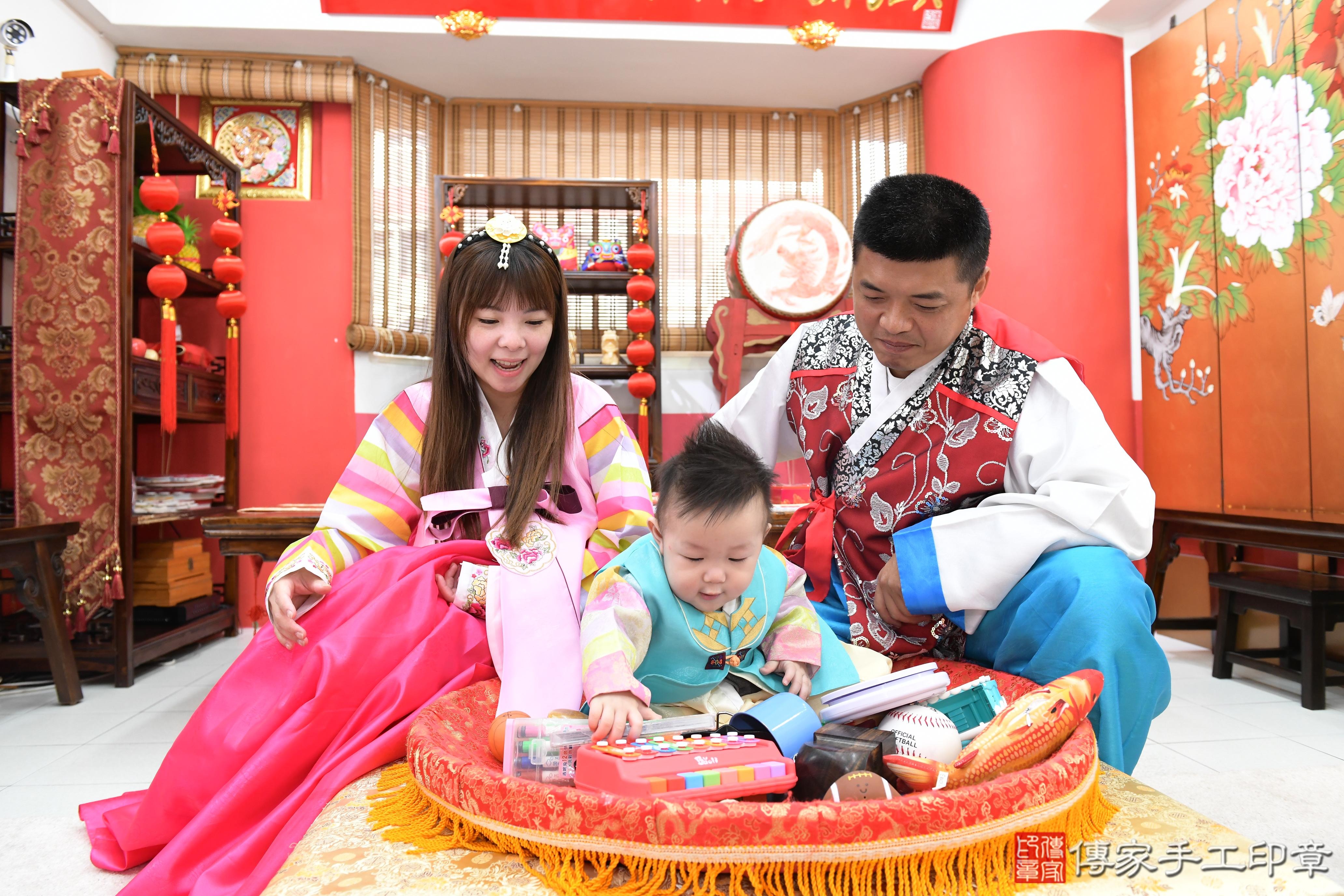 傳家手工印章高雄店、抓周、度脺、美式風會場、傳家嬰兒古禮、吉祥話、抓周道具物品24種、拍照。抓周證書。寶寶抓周、滿周歲、生日快樂、祝福 傳家手工印章高雄店、抓周、度脺、美式風會場、傳家嬰兒古禮、吉祥話、抓周道具物品24種、拍照。抓周證書。寶寶抓周、滿周歲、生日快樂、祝福