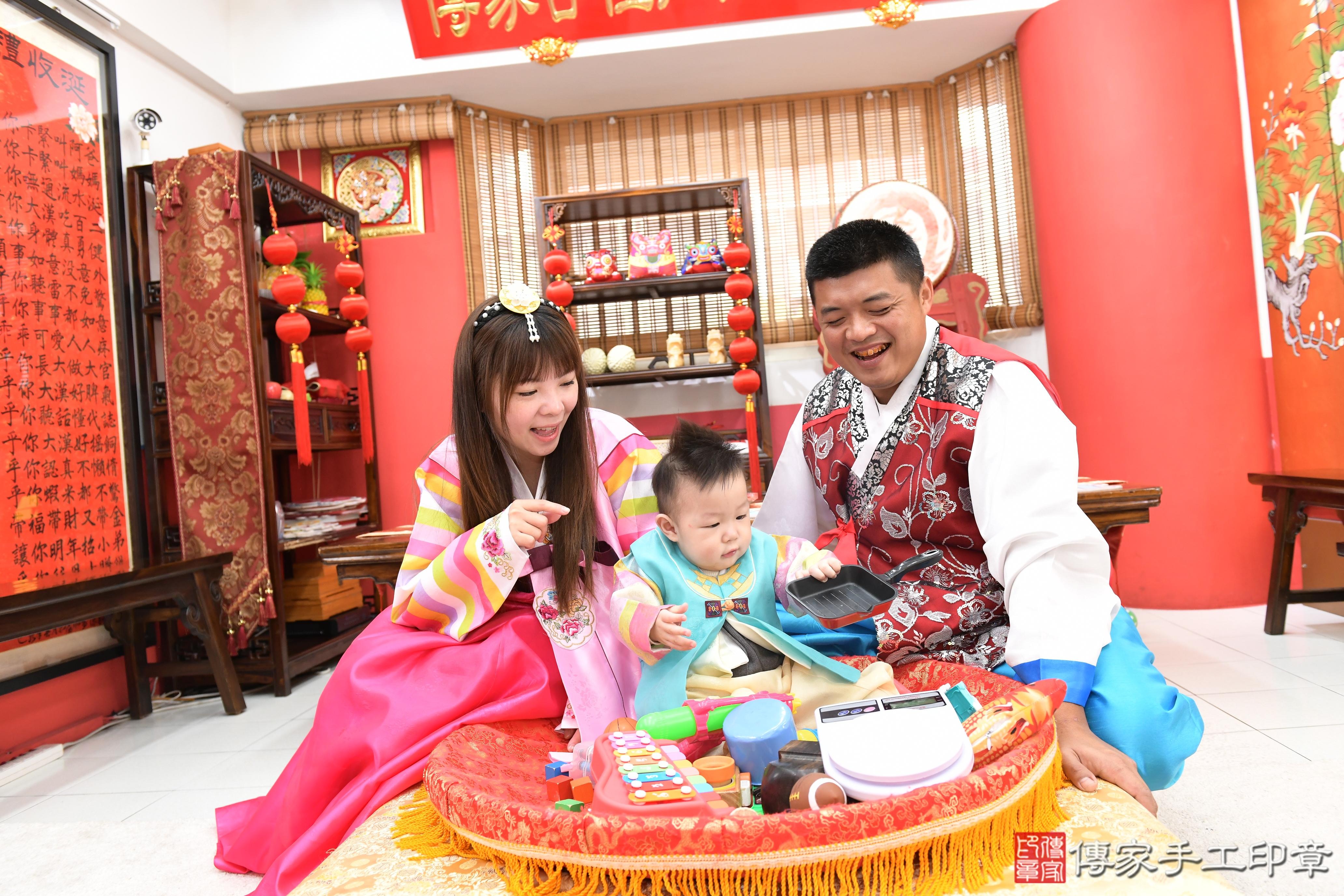 傳家手工印章高雄店、抓周、度脺、美式風會場、傳家嬰兒古禮、吉祥話、抓周道具物品24種、拍照。抓周證書。寶寶抓周、滿周歲、生日快樂、祝福 傳家手工印章高雄店、抓周、度脺、美式風會場、傳家嬰兒古禮、吉祥話、抓周道具物品24種、拍照。抓周證書。寶寶抓周、滿周歲、生日快樂、祝福