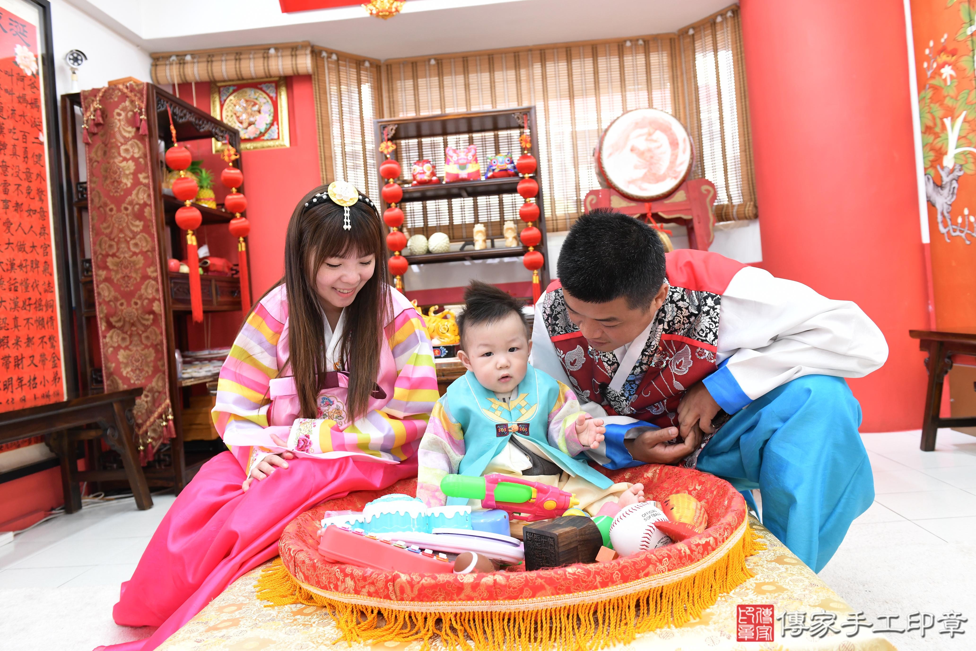 傳家手工印章高雄店、抓周、度脺、美式風會場、傳家嬰兒古禮、吉祥話、抓周道具物品24種、拍照。抓周證書。寶寶抓周、滿周歲、生日快樂、祝福 傳家手工印章高雄店、抓周、度脺、美式風會場、傳家嬰兒古禮、吉祥話、抓周道具物品24種、拍照。抓周證書。寶寶抓周、滿周歲、生日快樂、祝福
