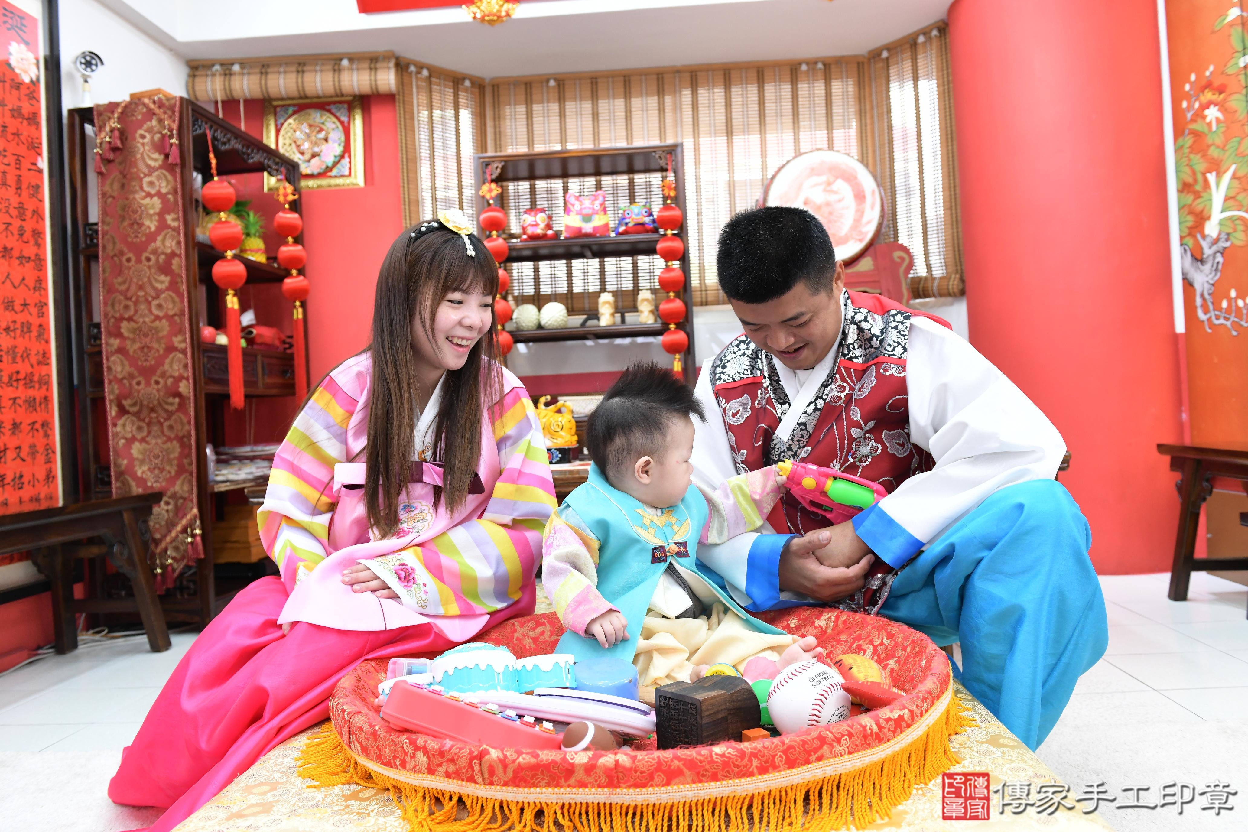 傳家手工印章高雄店、抓周、度脺、美式風會場、傳家嬰兒古禮、吉祥話、抓周道具物品24種、拍照。抓周證書。寶寶抓周、滿周歲、生日快樂、祝福 傳家手工印章高雄店、抓周、度脺、美式風會場、傳家嬰兒古禮、吉祥話、抓周道具物品24種、拍照。抓周證書。寶寶抓周、滿周歲、生日快樂、祝福