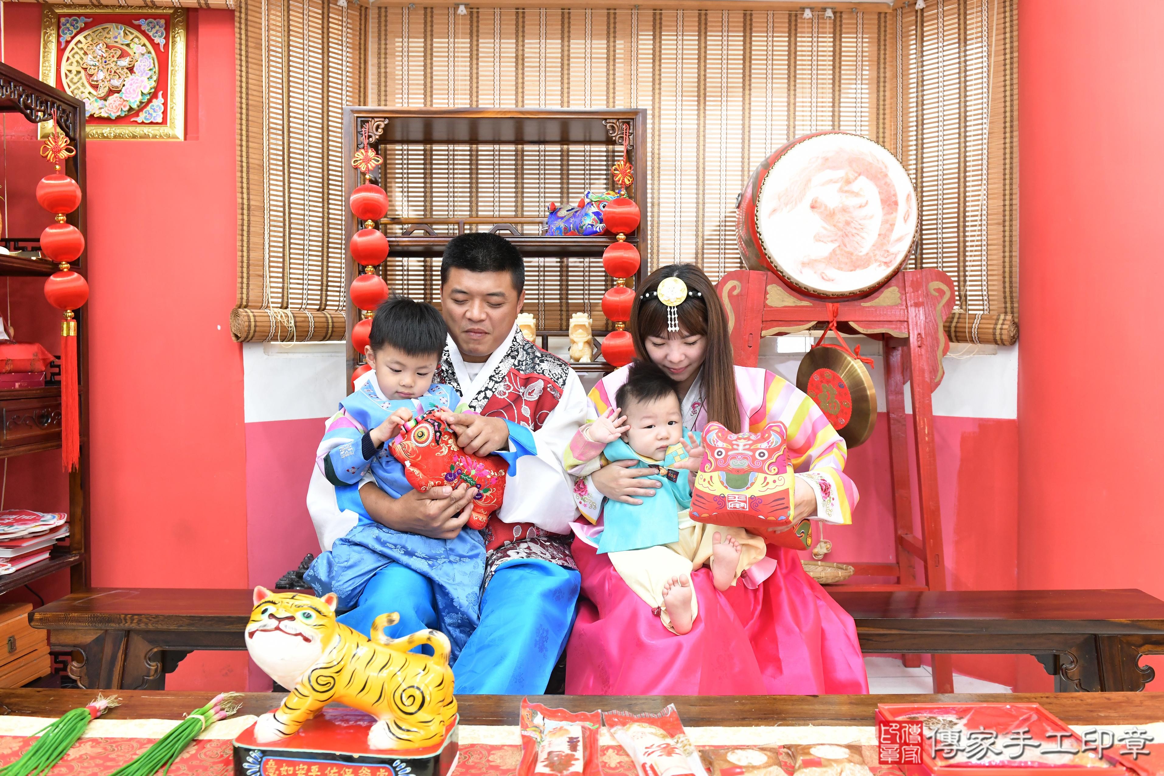 傳家手工印章高雄店、抓周、度脺、美式風會場、傳家嬰兒古禮、吉祥話、抓周道具物品24種、拍照。抓周證書。寶寶抓周、滿周歲、生日快樂、祝福 傳家手工印章高雄店、抓周、度脺、美式風會場、傳家嬰兒古禮、吉祥話、抓周道具物品24種、拍照。抓周證書。寶寶抓周、滿周歲、生日快樂、祝福