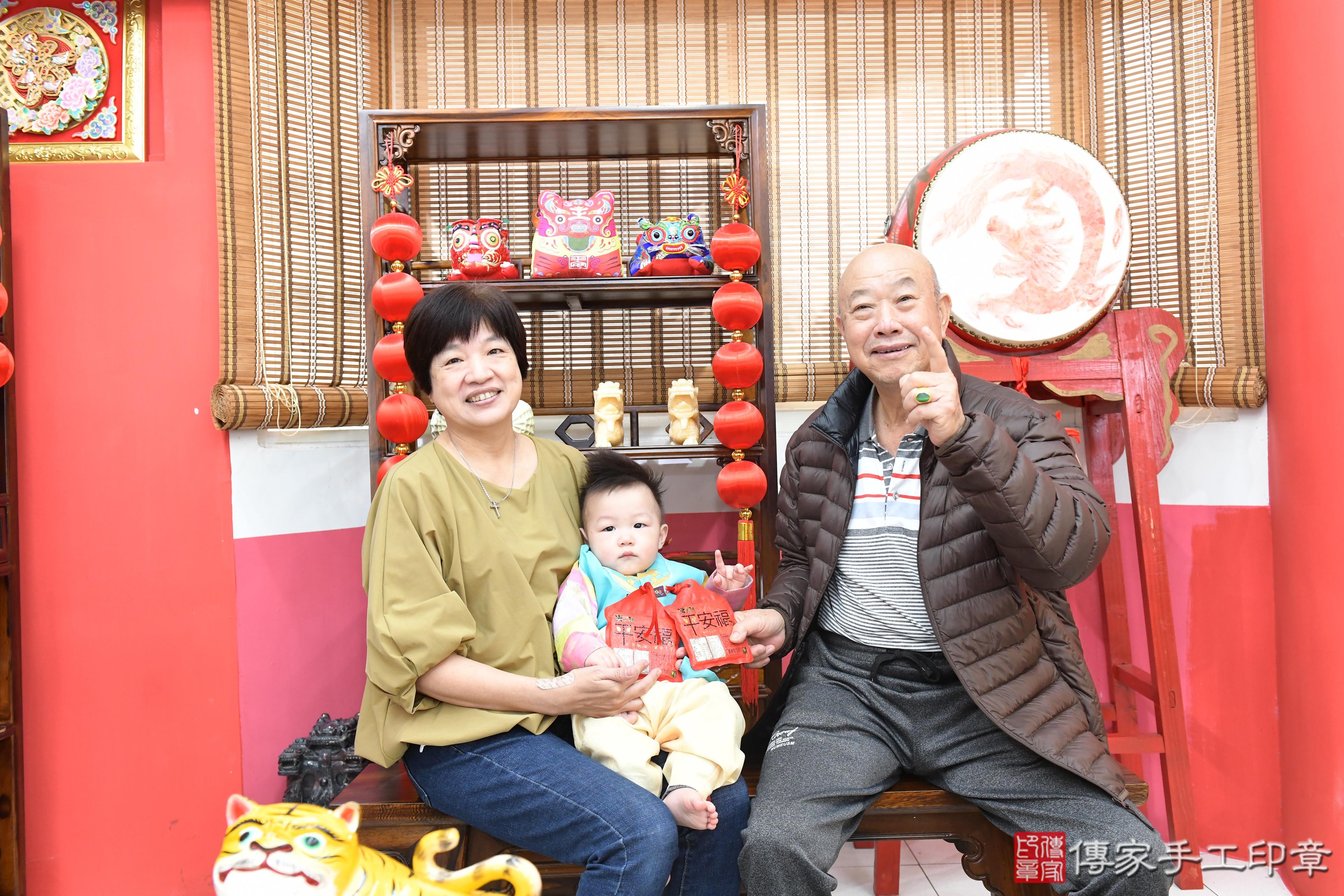 傳家手工印章高雄店、抓周、度脺、美式風會場、傳家嬰兒古禮、吉祥話、抓周道具物品24種、拍照。抓周證書。寶寶抓周、滿周歲、生日快樂、祝福 傳家手工印章高雄店、抓周、度脺、美式風會場、傳家嬰兒古禮、吉祥話、抓周道具物品24種、拍照。抓周證書。寶寶抓周、滿周歲、生日快樂、祝福