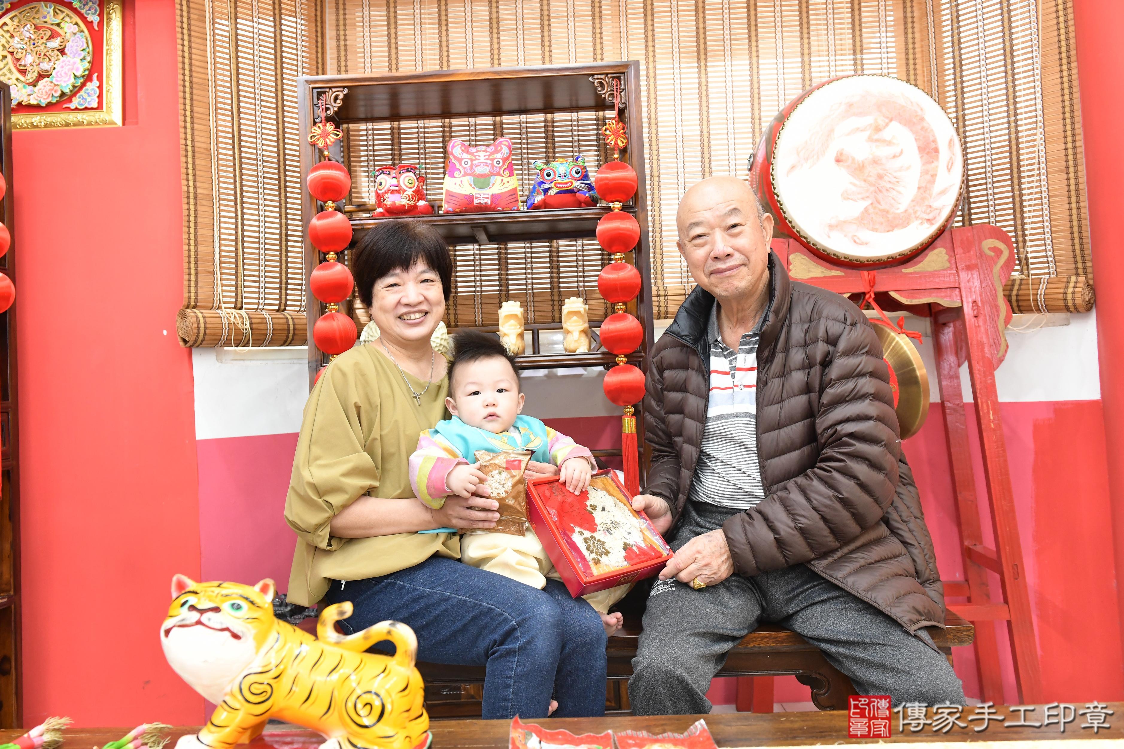 傳家手工印章高雄店、抓周、度脺、美式風會場、傳家嬰兒古禮、吉祥話、抓周道具物品24種、拍照。抓周證書。寶寶抓周、滿周歲、生日快樂、祝福 傳家手工印章高雄店、抓周、度脺、美式風會場、傳家嬰兒古禮、吉祥話、抓周道具物品24種、拍照。抓周證書。寶寶抓周、滿周歲、生日快樂、祝福