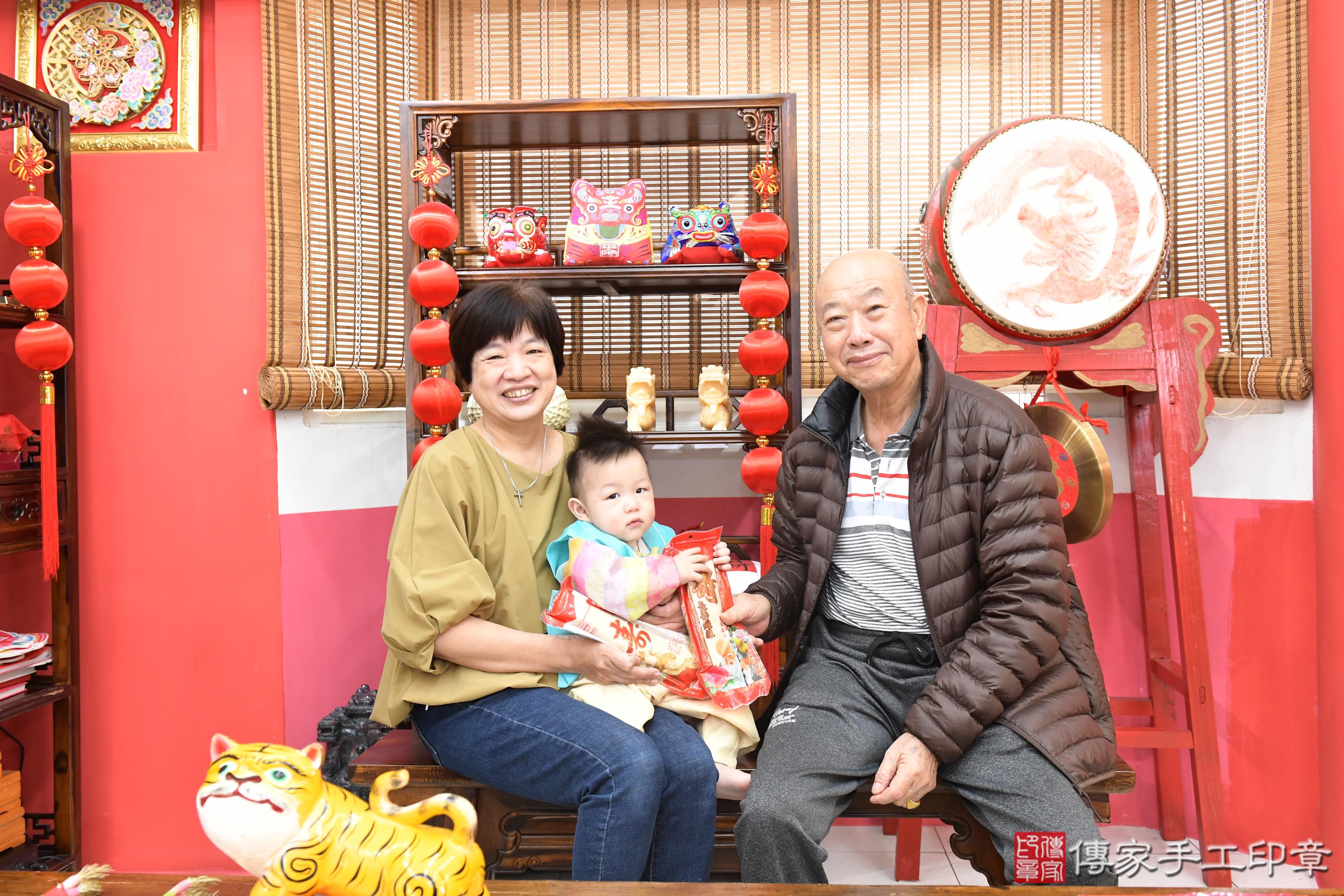 傳家手工印章高雄店、抓周、度脺、美式風會場、傳家嬰兒古禮、吉祥話、抓周道具物品24種、拍照。抓周證書。寶寶抓周、滿周歲、生日快樂、祝福 傳家手工印章高雄店、抓周、度脺、美式風會場、傳家嬰兒古禮、吉祥話、抓周道具物品24種、拍照。抓周證書。寶寶抓周、滿周歲、生日快樂、祝福