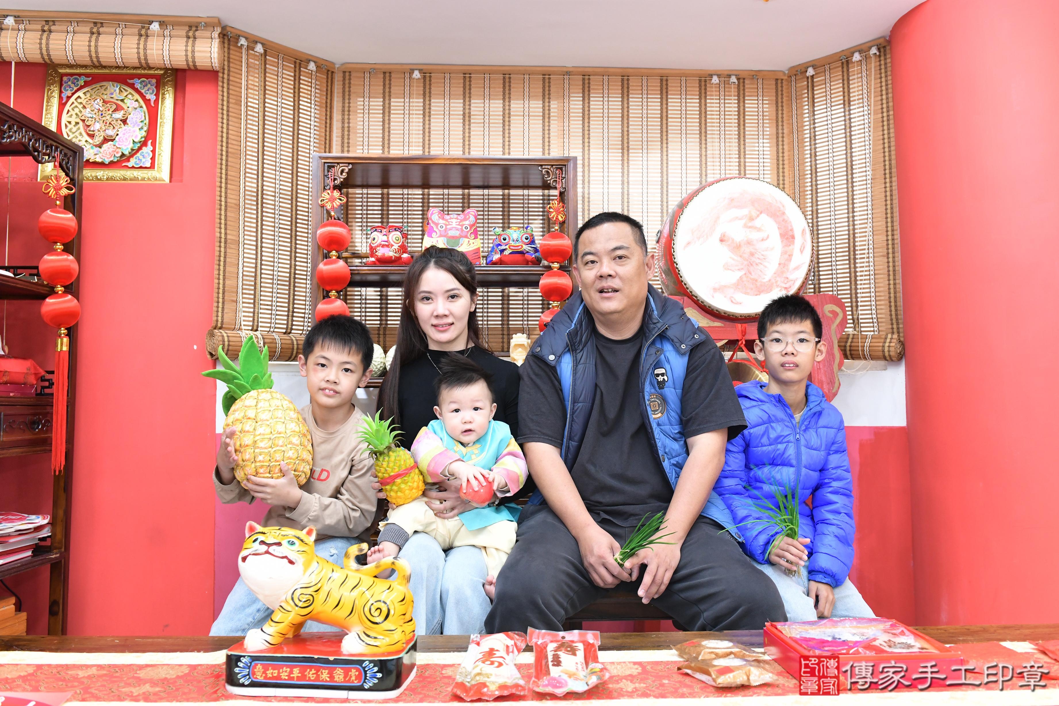 傳家手工印章高雄店、抓周、度脺、美式風會場、傳家嬰兒古禮、吉祥話、抓周道具物品24種、拍照。抓周證書。寶寶抓周、滿周歲、生日快樂、祝福 傳家手工印章高雄店、抓周、度脺、美式風會場、傳家嬰兒古禮、吉祥話、抓周道具物品24種、拍照。抓周證書。寶寶抓周、滿周歲、生日快樂、祝福