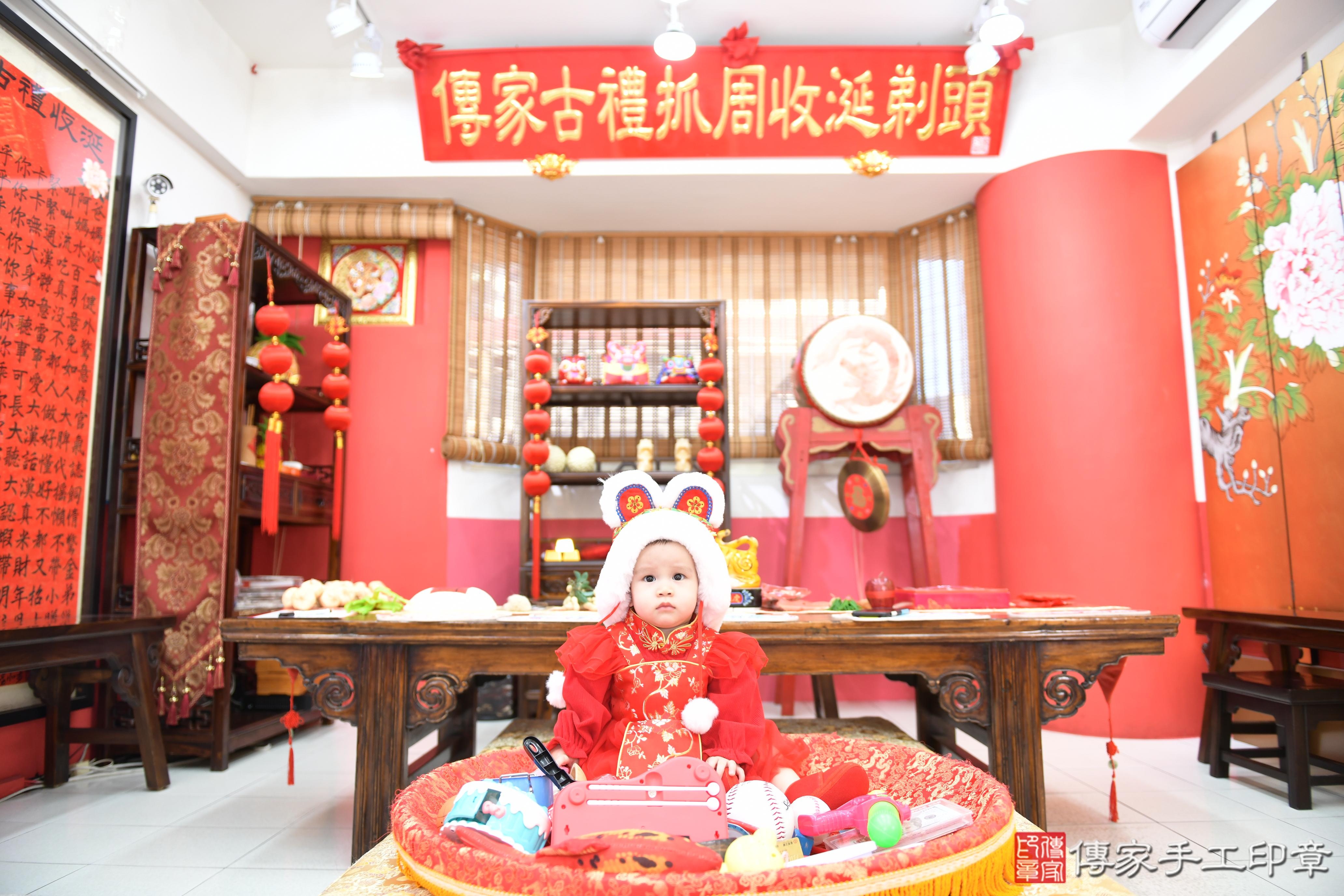 傳家手工印章高雄店、抓周、度脺、美式風會場、傳家嬰兒古禮、吉祥話、抓周道具物品24種、拍照。抓周證書。寶寶抓周、滿周歲、生日快樂、祝福