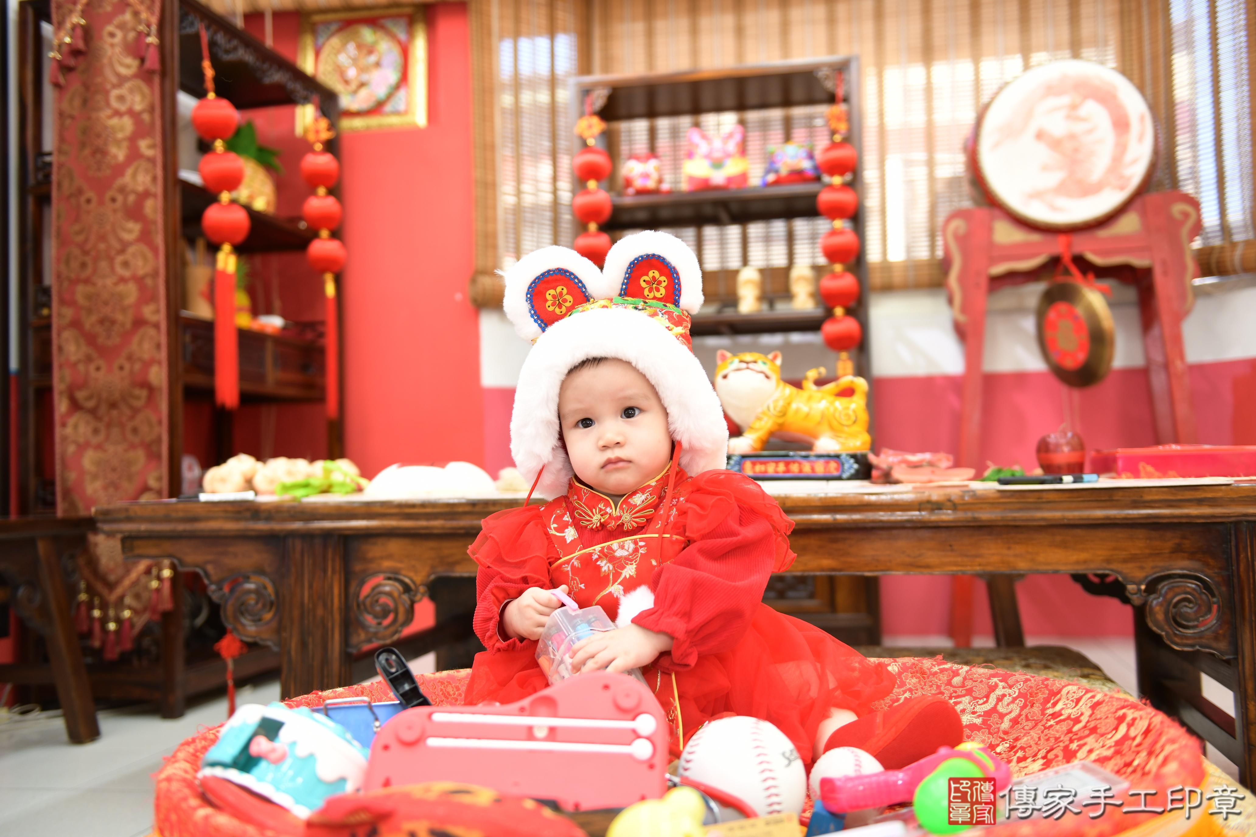 傳家手工印章高雄店、抓周、度脺、美式風會場、傳家嬰兒古禮、吉祥話、抓周道具物品24種、拍照。抓周證書。寶寶抓周、滿周歲、生日快樂、祝福