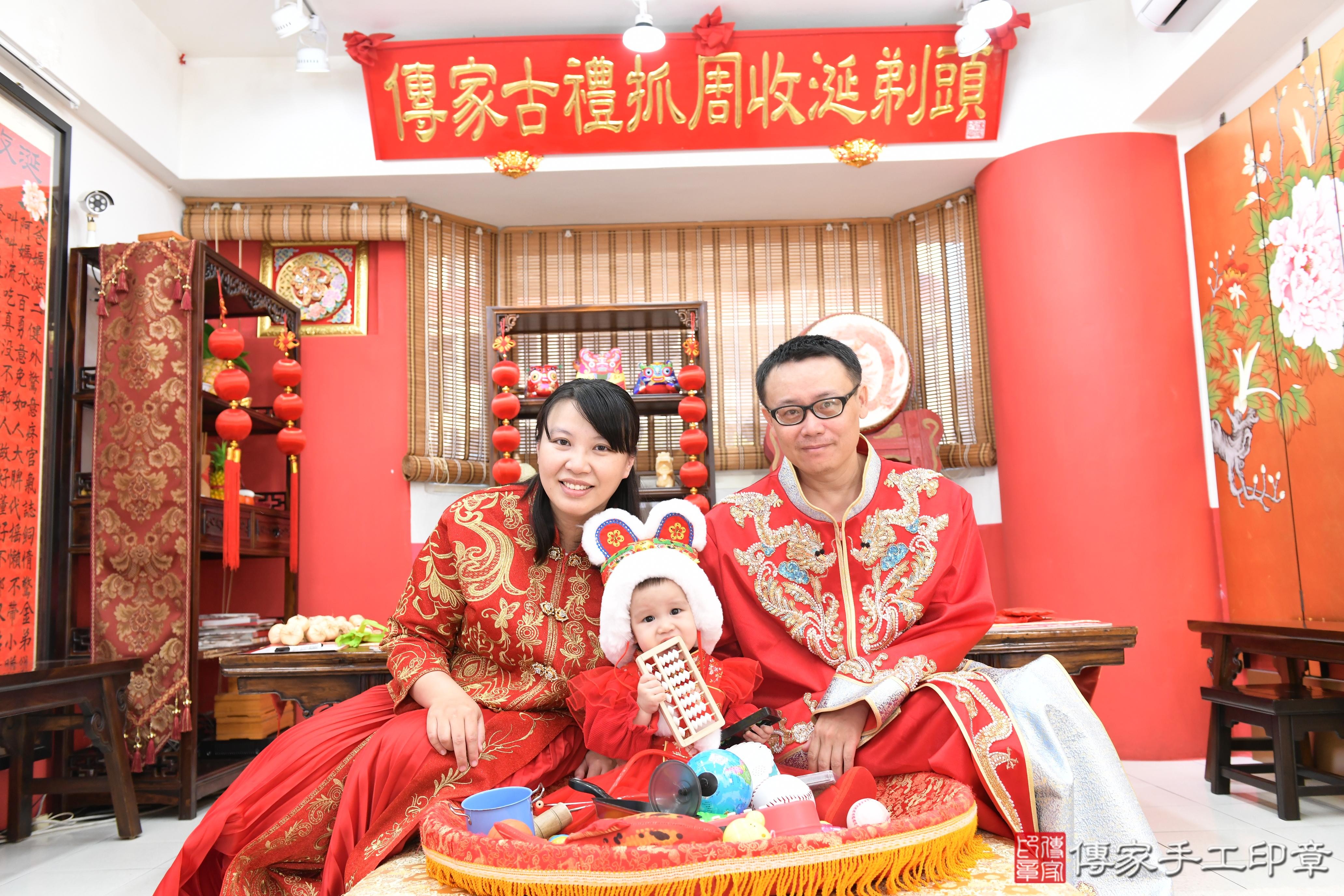 傳家手工印章高雄店、抓周、度脺、美式風會場、傳家嬰兒古禮、吉祥話、抓周道具物品24種、拍照。抓周證書。寶寶抓周、滿周歲、生日快樂、祝福