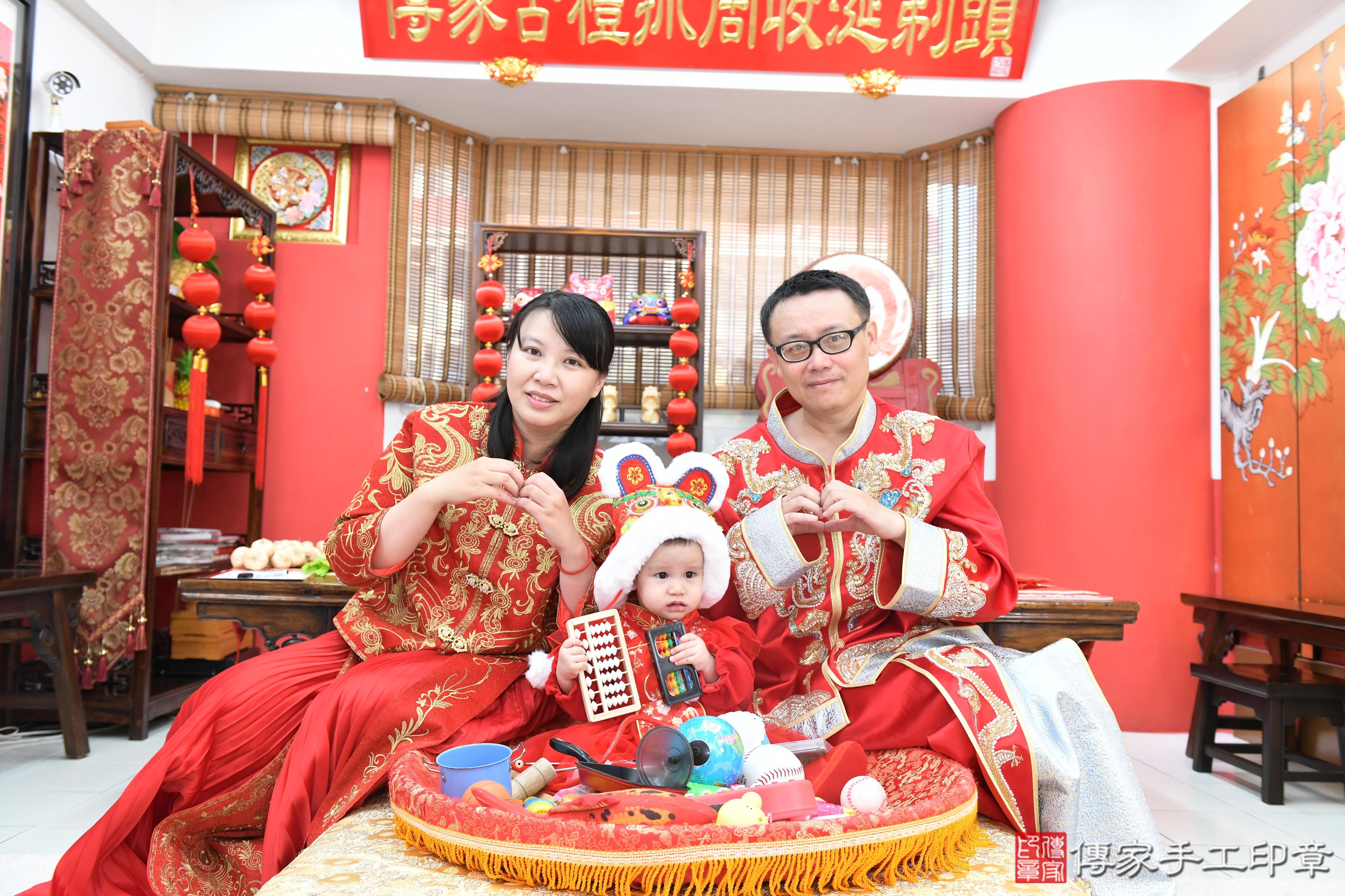 傳家手工印章高雄店、抓周、度脺、美式風會場、傳家嬰兒古禮、吉祥話、抓周道具物品24種、拍照。抓周證書。寶寶抓周、滿周歲、生日快樂、祝福