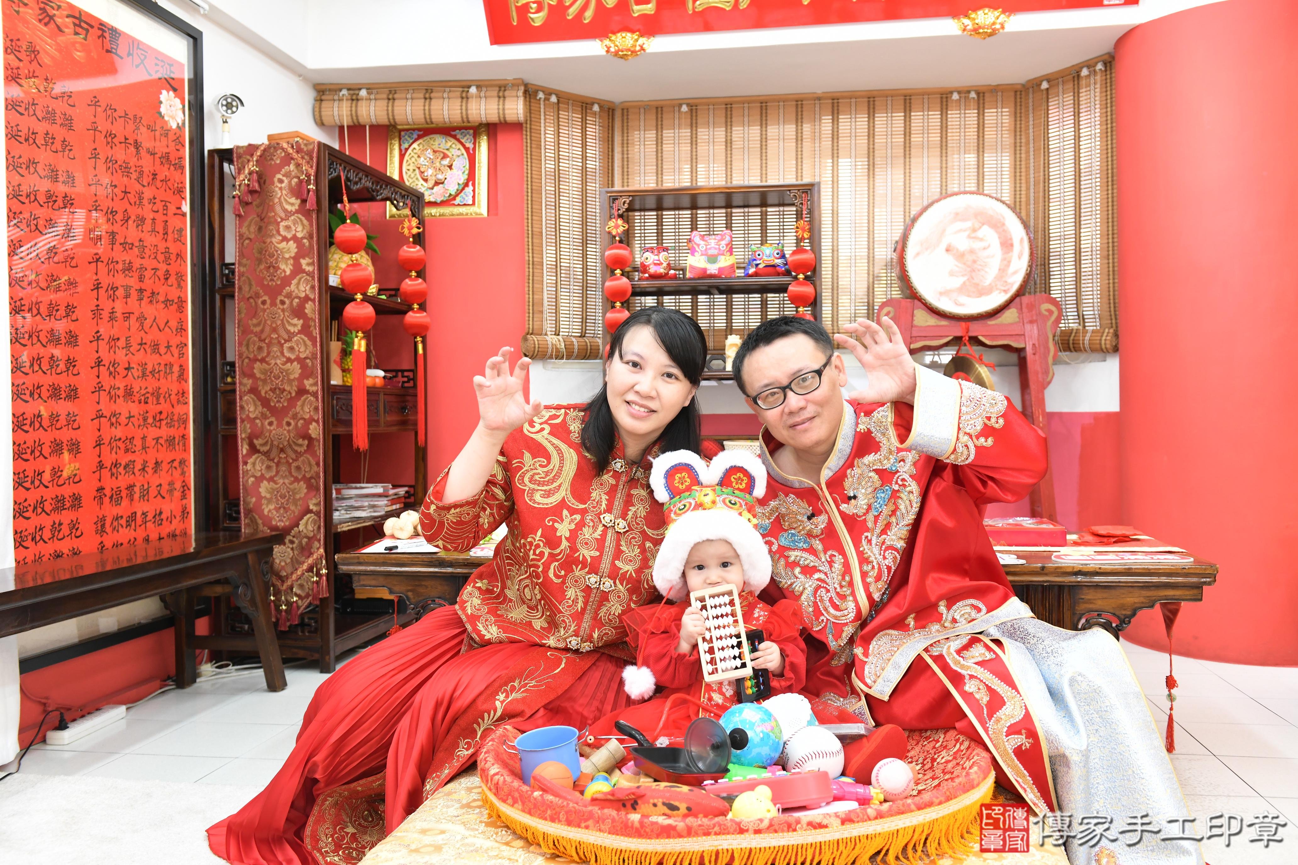 傳家手工印章高雄店、抓周、度脺、美式風會場、傳家嬰兒古禮、吉祥話、抓周道具物品24種、拍照。抓周證書。寶寶抓周、滿周歲、生日快樂、祝福