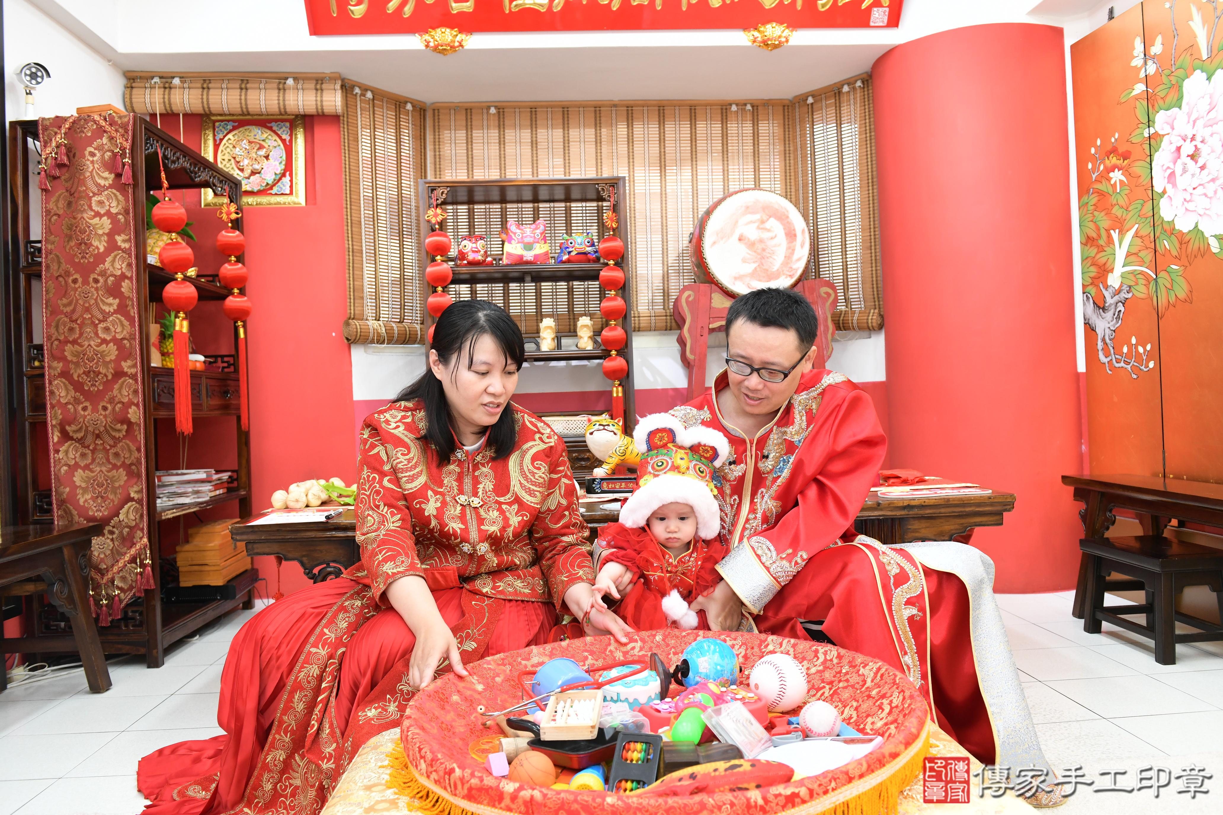 傳家手工印章高雄店、抓周、度脺、美式風會場、傳家嬰兒古禮、吉祥話、抓周道具物品24種、拍照。抓周證書。寶寶抓周、滿周歲、生日快樂、祝福