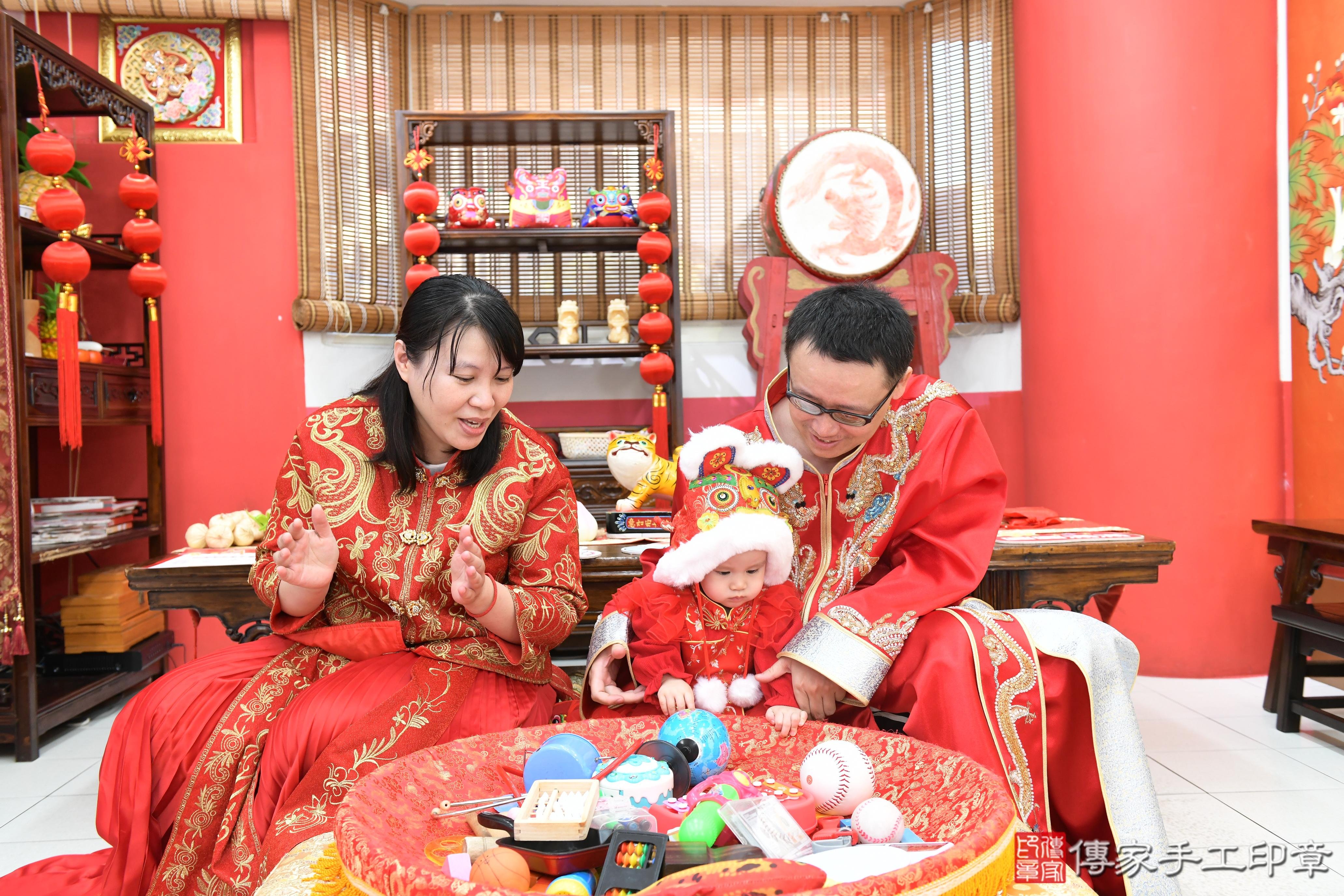 傳家手工印章高雄店、抓周、度脺、美式風會場、傳家嬰兒古禮、吉祥話、抓周道具物品24種、拍照。抓周證書。寶寶抓周、滿周歲、生日快樂、祝福