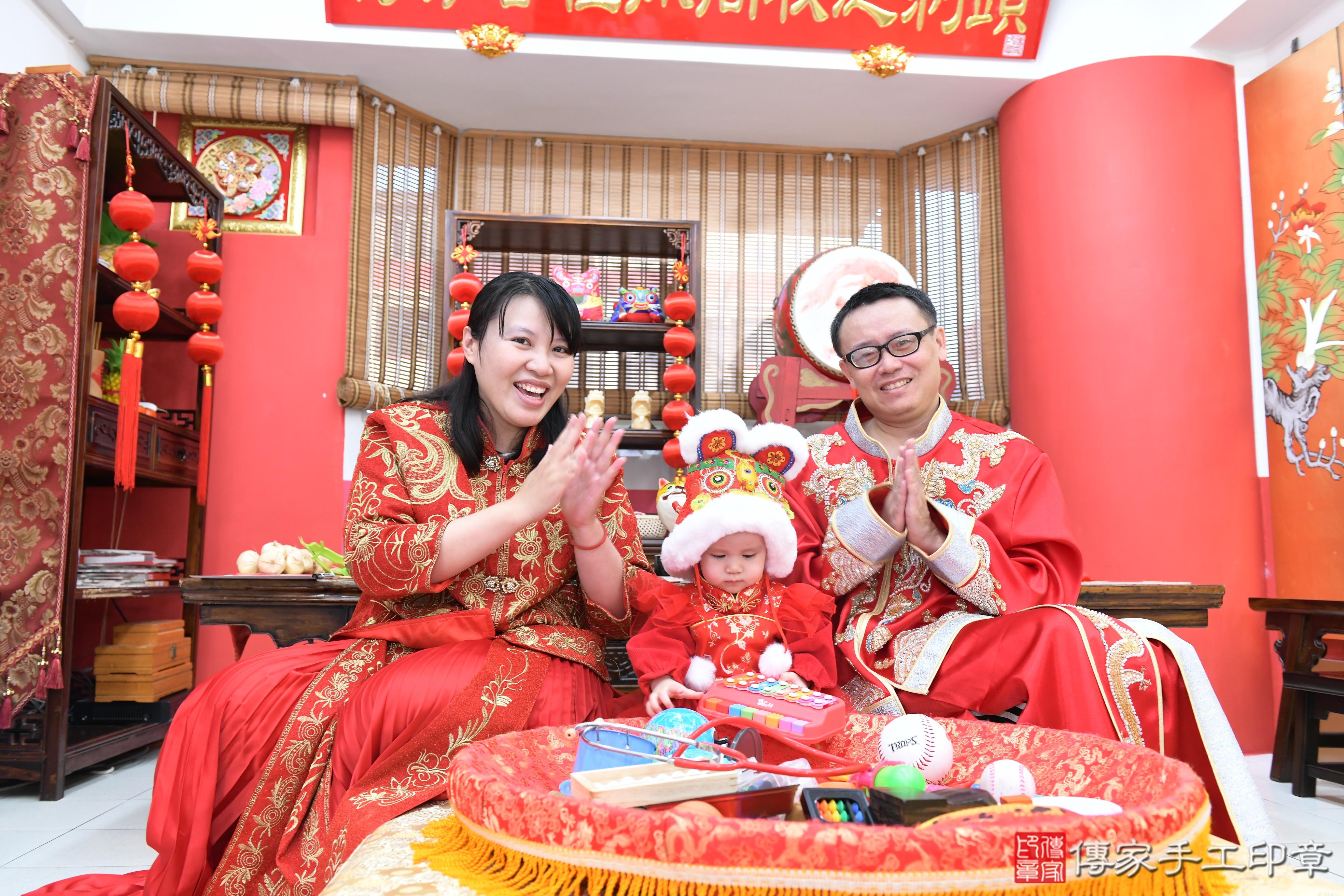 傳家手工印章高雄店、抓周、度脺、美式風會場、傳家嬰兒古禮、吉祥話、抓周道具物品24種、拍照。抓周證書。寶寶抓周、滿周歲、生日快樂、祝福