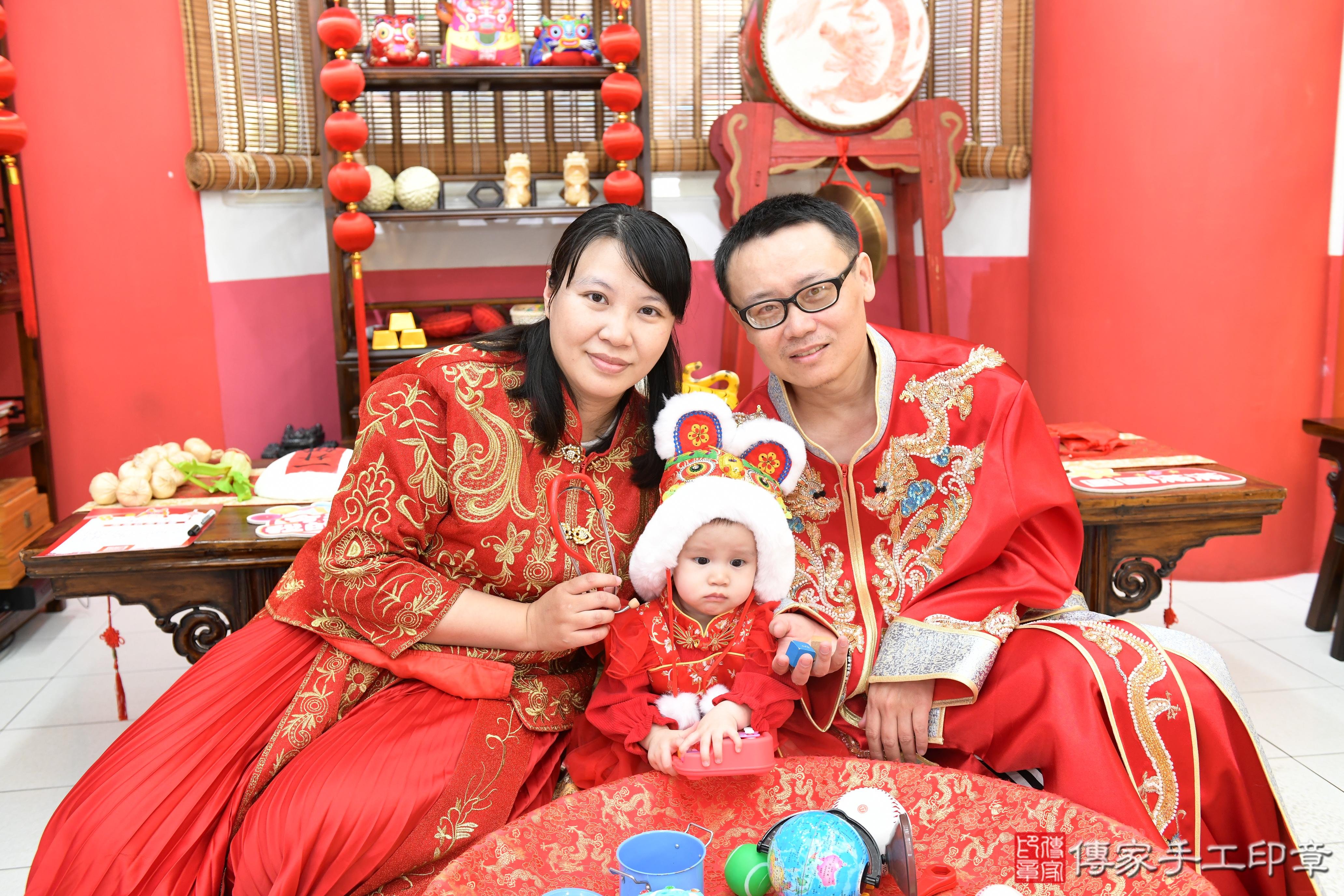 傳家手工印章高雄店、抓周、度脺、美式風會場、傳家嬰兒古禮、吉祥話、抓周道具物品24種、拍照。抓周證書。寶寶抓周、滿周歲、生日快樂、祝福
