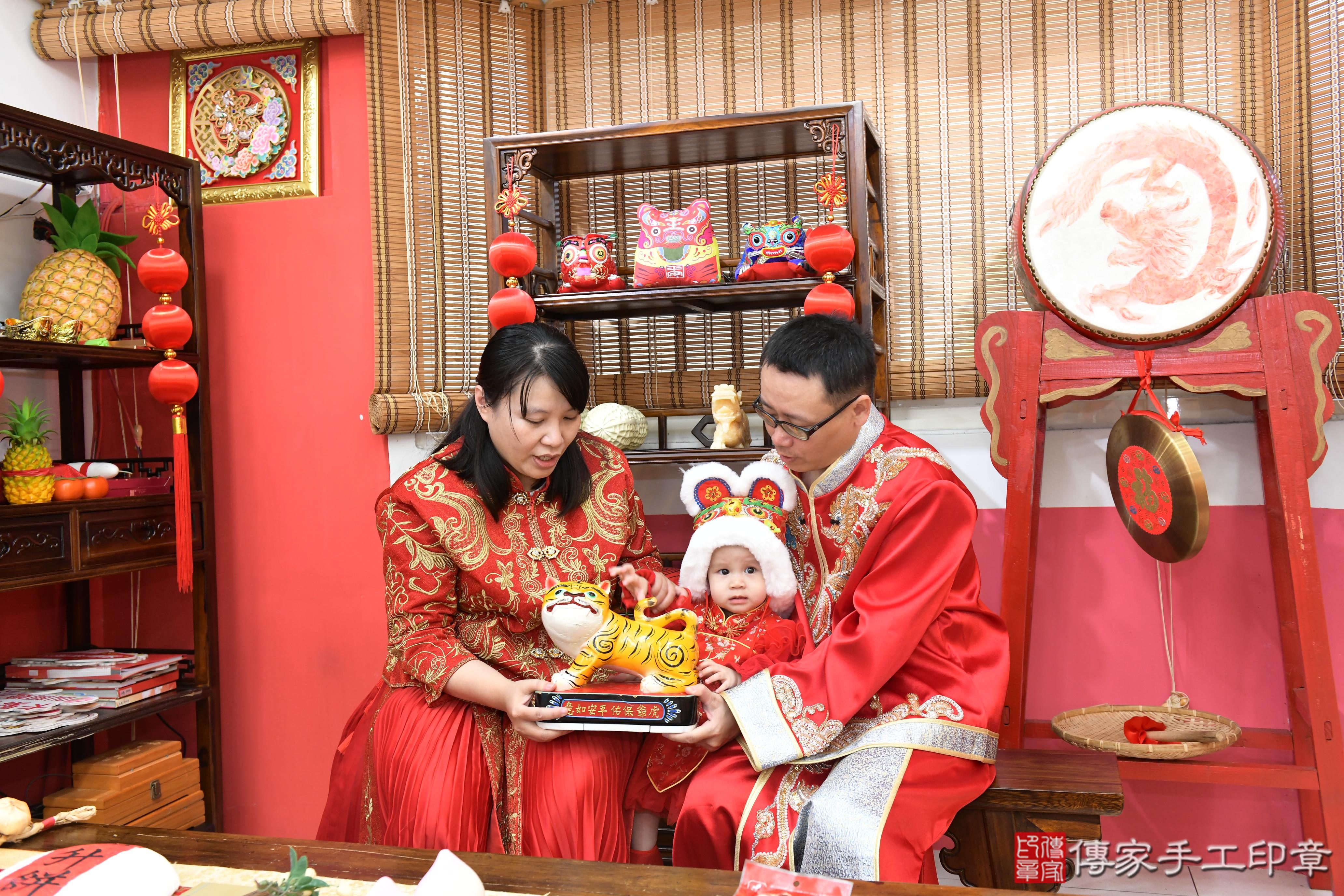 傳家手工印章高雄店、抓周、度脺、美式風會場、傳家嬰兒古禮、吉祥話、抓周道具物品24種、拍照。抓周證書。寶寶抓周、滿周歲、生日快樂、祝福