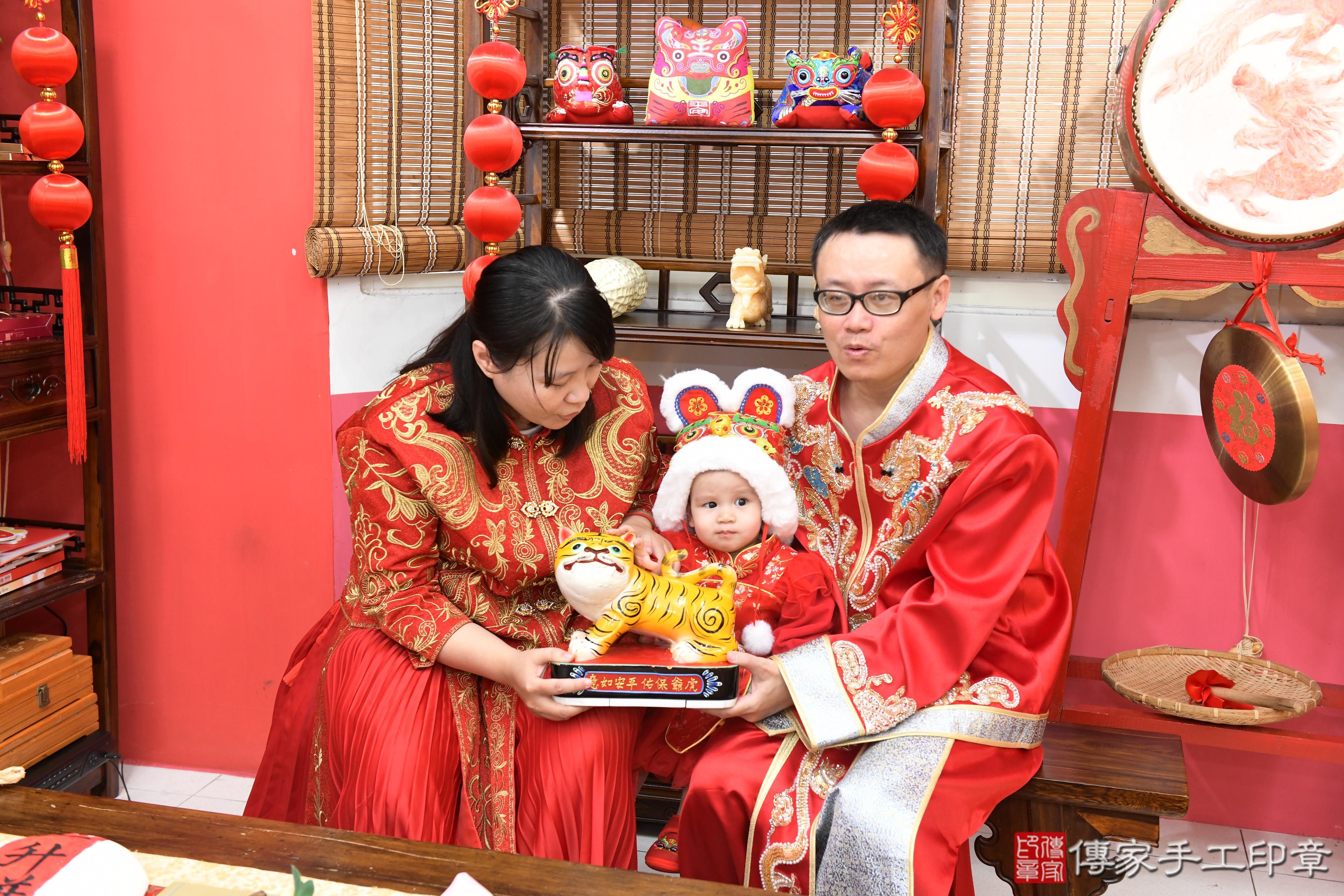 傳家手工印章高雄店、抓周、度脺、美式風會場、傳家嬰兒古禮、吉祥話、抓周道具物品24種、拍照。抓周證書。寶寶抓周、滿周歲、生日快樂、祝福