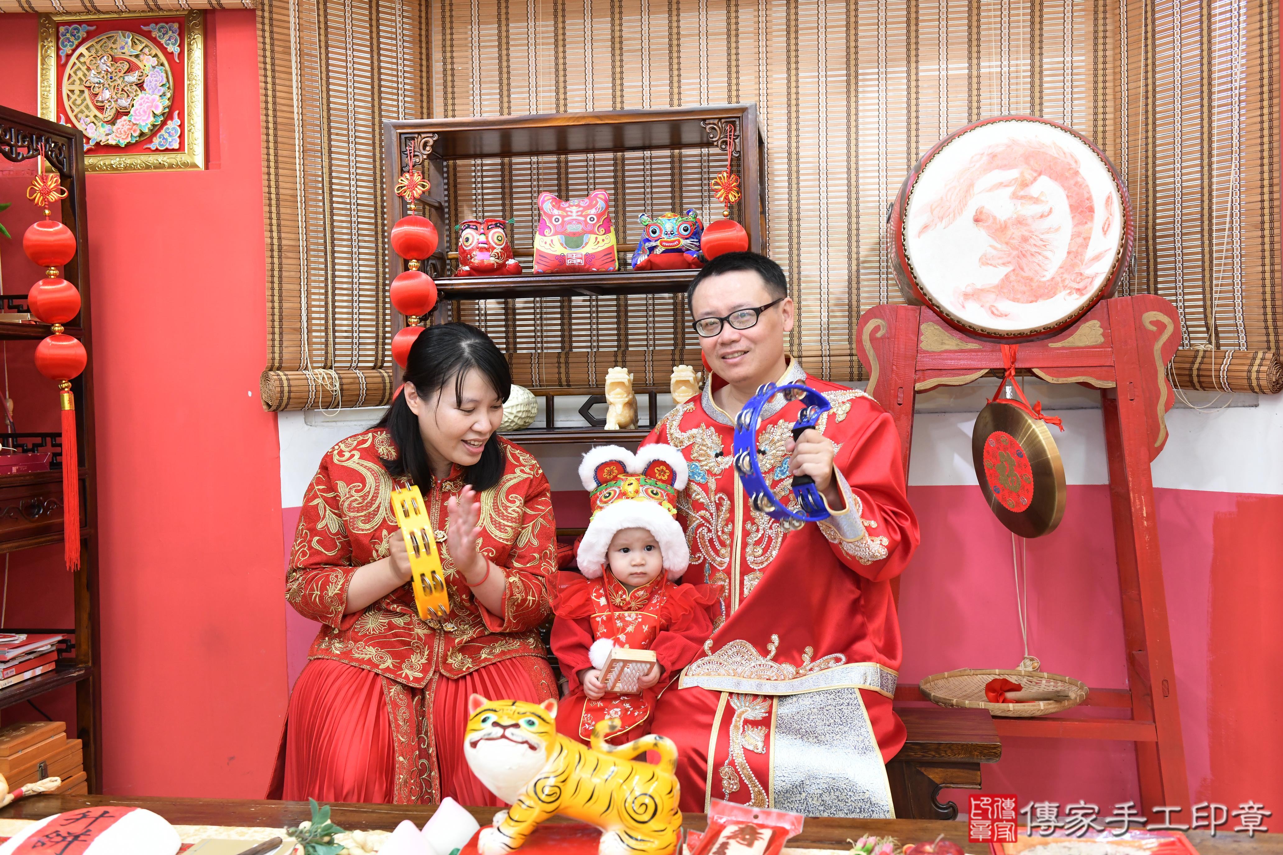 傳家手工印章高雄店、抓周、度脺、美式風會場、傳家嬰兒古禮、吉祥話、抓周道具物品24種、拍照。抓周證書。寶寶抓周、滿周歲、生日快樂、祝福