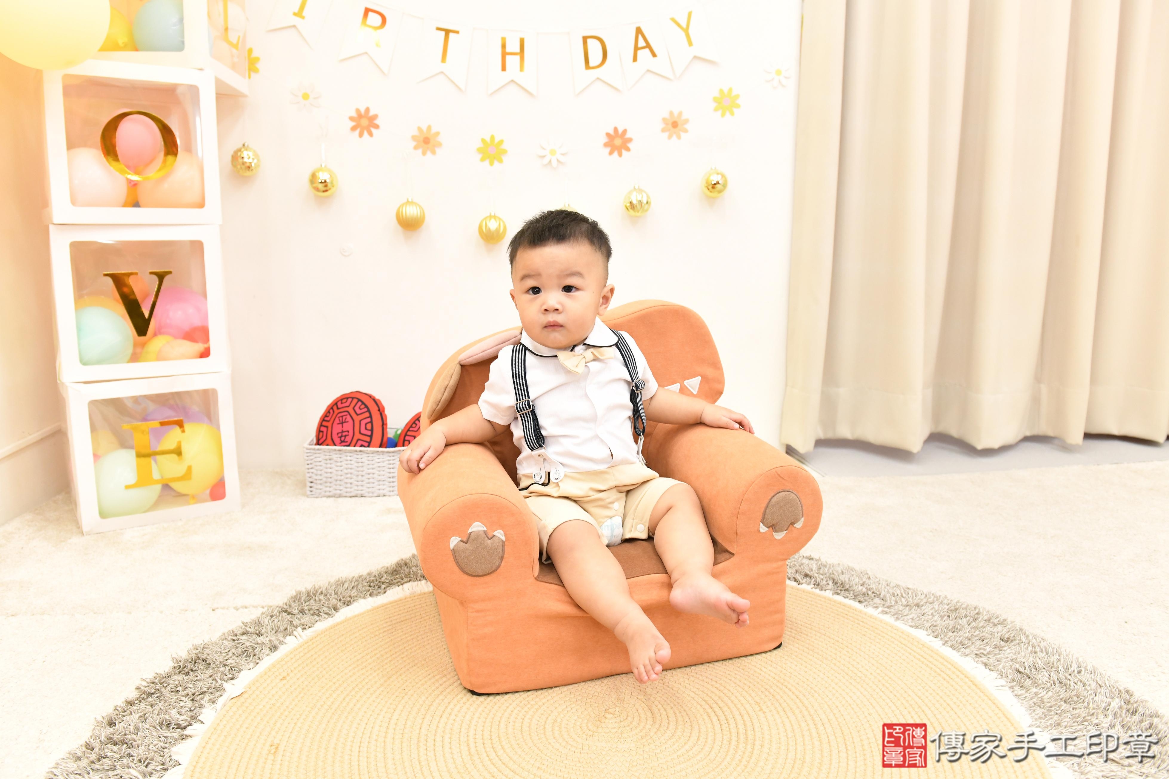 傳家手工印章高雄店、抓周、度脺、美式風會場、傳家嬰兒古禮、吉祥話、抓周道具物品24種、拍照。抓周證書。寶寶抓周、滿周歲、生日快樂、祝福 傳家手工印章高雄店、抓周、度脺、美式風會場、傳家嬰兒古禮、吉祥話、抓周道具物品24種、拍照。抓周證書。寶寶抓周、滿周歲、生日快樂、祝福