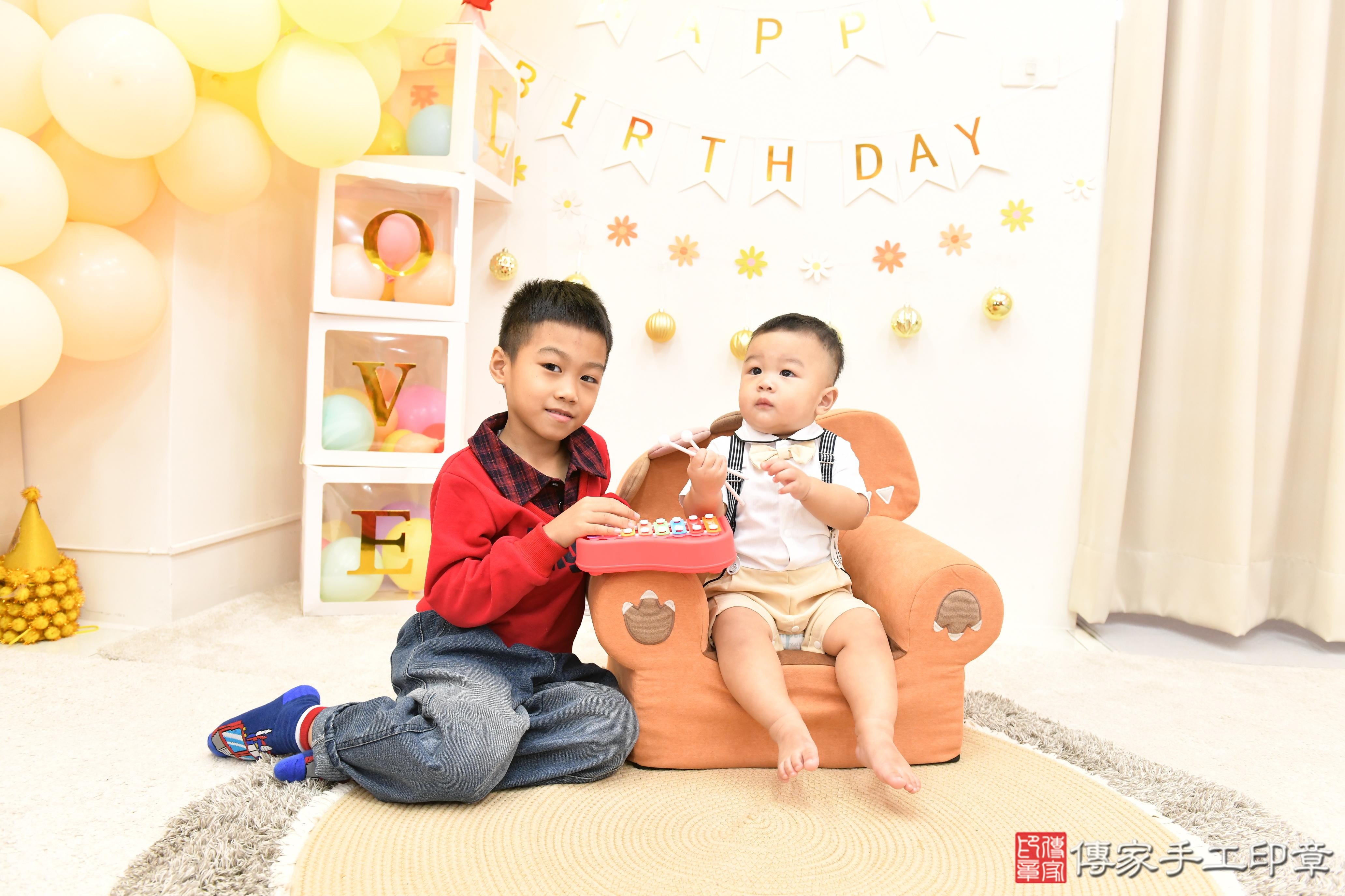 傳家手工印章高雄店、抓周、度脺、美式風會場、傳家嬰兒古禮、吉祥話、抓周道具物品24種、拍照。抓周證書。寶寶抓周、滿周歲、生日快樂、祝福 傳家手工印章高雄店、抓周、度脺、美式風會場、傳家嬰兒古禮、吉祥話、抓周道具物品24種、拍照。抓周證書。寶寶抓周、滿周歲、生日快樂、祝福