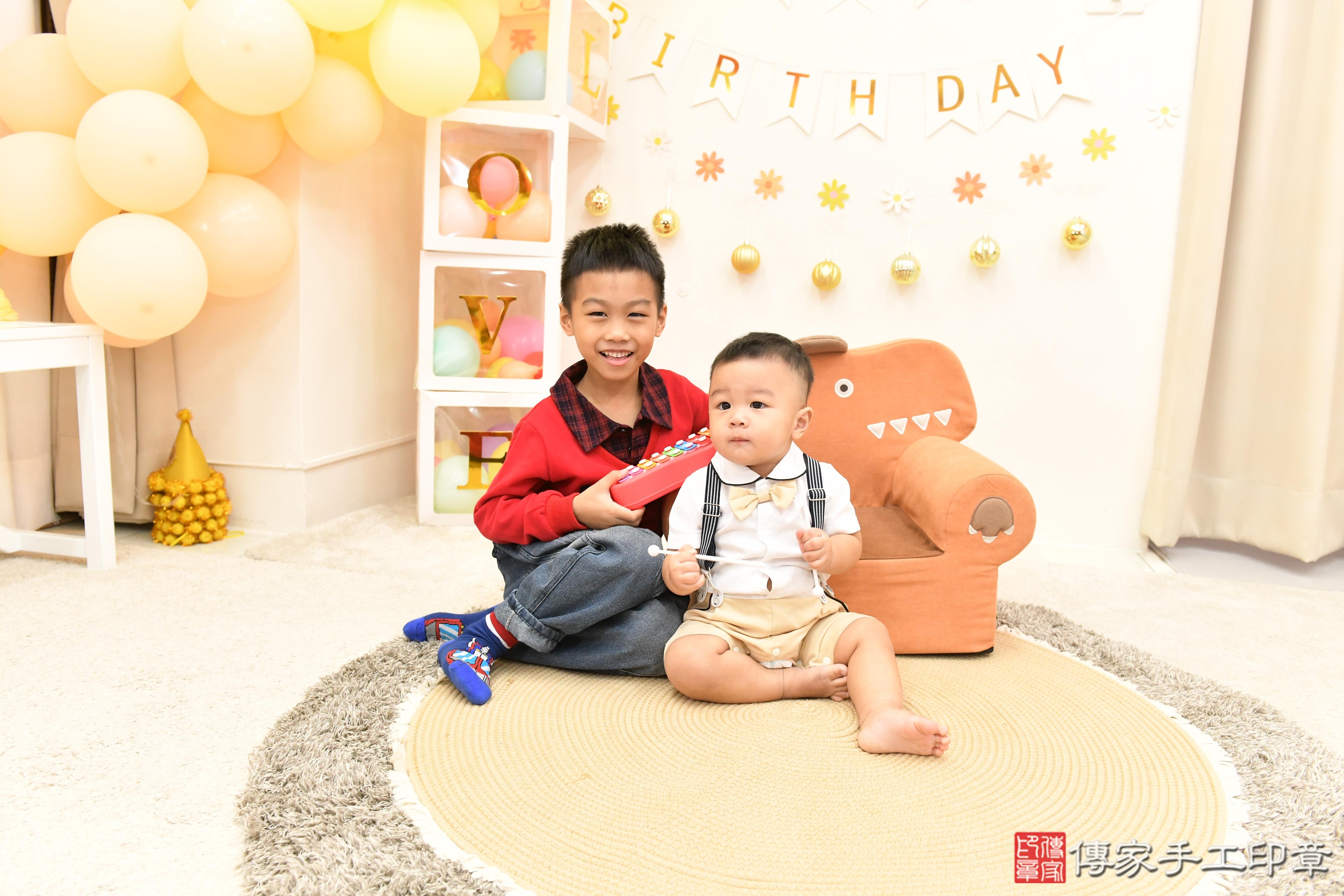 傳家手工印章高雄店、抓周、度脺、美式風會場、傳家嬰兒古禮、吉祥話、抓周道具物品24種、拍照。抓周證書。寶寶抓周、滿周歲、生日快樂、祝福 傳家手工印章高雄店、抓周、度脺、美式風會場、傳家嬰兒古禮、吉祥話、抓周道具物品24種、拍照。抓周證書。寶寶抓周、滿周歲、生日快樂、祝福