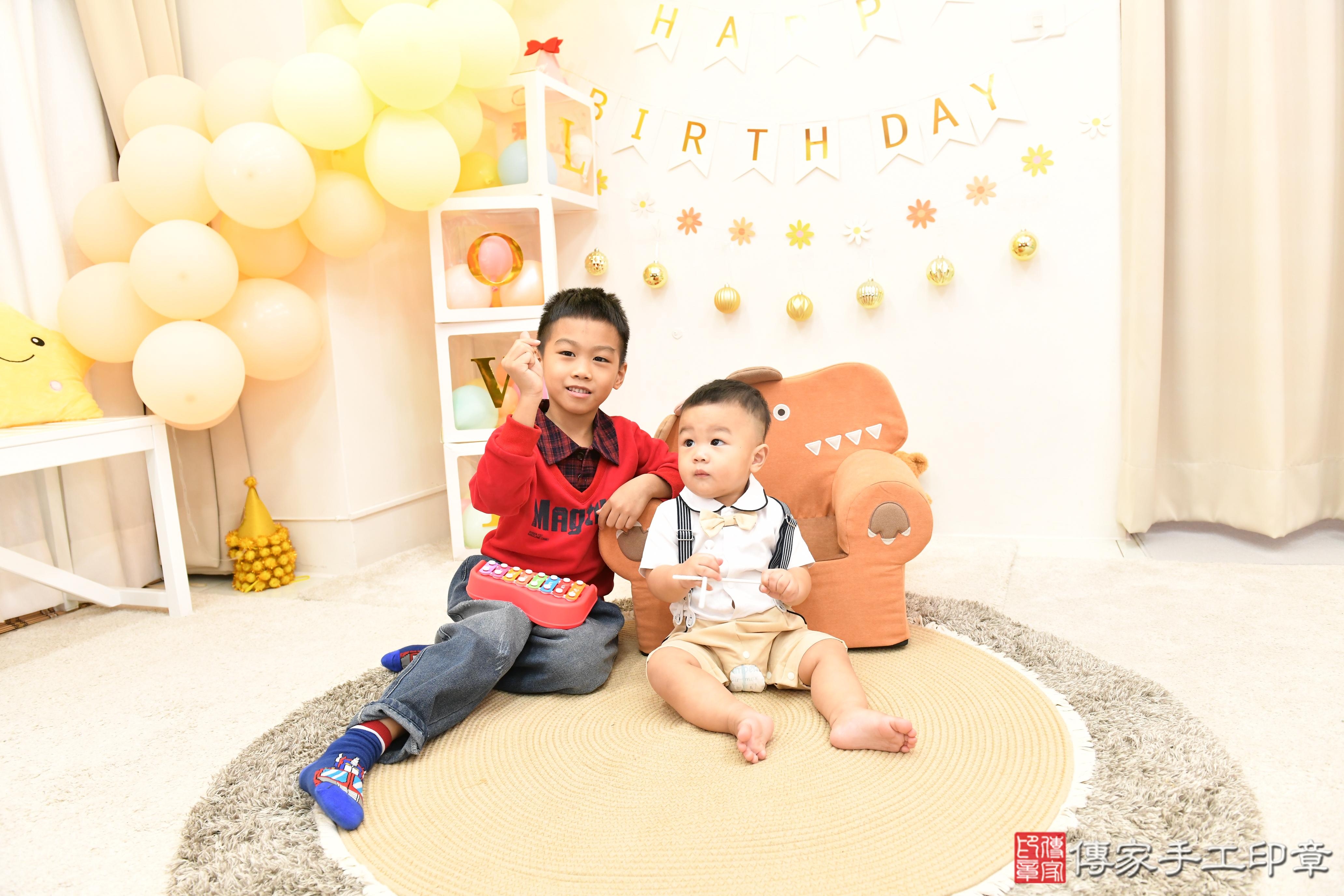 傳家手工印章高雄店、抓周、度脺、美式風會場、傳家嬰兒古禮、吉祥話、抓周道具物品24種、拍照。抓周證書。寶寶抓周、滿周歲、生日快樂、祝福 傳家手工印章高雄店、抓周、度脺、美式風會場、傳家嬰兒古禮、吉祥話、抓周道具物品24種、拍照。抓周證書。寶寶抓周、滿周歲、生日快樂、祝福