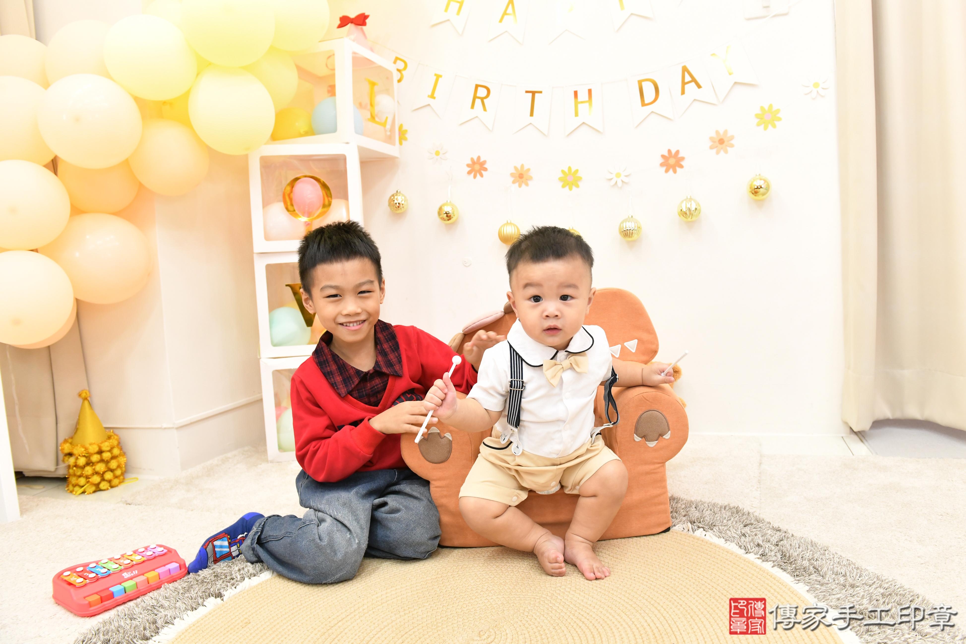 傳家手工印章高雄店、抓周、度脺、美式風會場、傳家嬰兒古禮、吉祥話、抓周道具物品24種、拍照。抓周證書。寶寶抓周、滿周歲、生日快樂、祝福 傳家手工印章高雄店、抓周、度脺、美式風會場、傳家嬰兒古禮、吉祥話、抓周道具物品24種、拍照。抓周證書。寶寶抓周、滿周歲、生日快樂、祝福