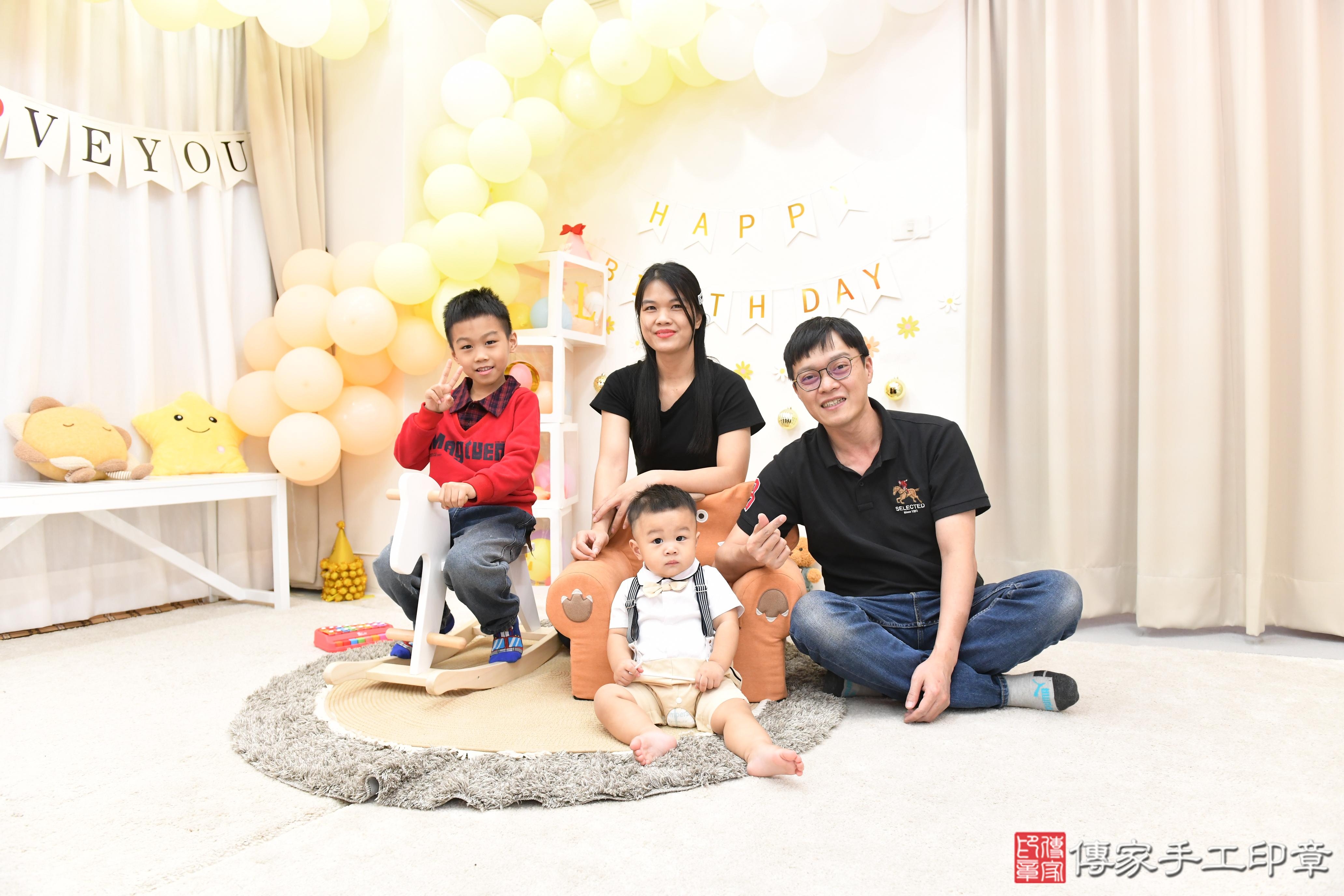 傳家手工印章高雄店、抓周、度脺、美式風會場、傳家嬰兒古禮、吉祥話、抓周道具物品24種、拍照。抓周證書。寶寶抓周、滿周歲、生日快樂、祝福 傳家手工印章高雄店、抓周、度脺、美式風會場、傳家嬰兒古禮、吉祥話、抓周道具物品24種、拍照。抓周證書。寶寶抓周、滿周歲、生日快樂、祝福