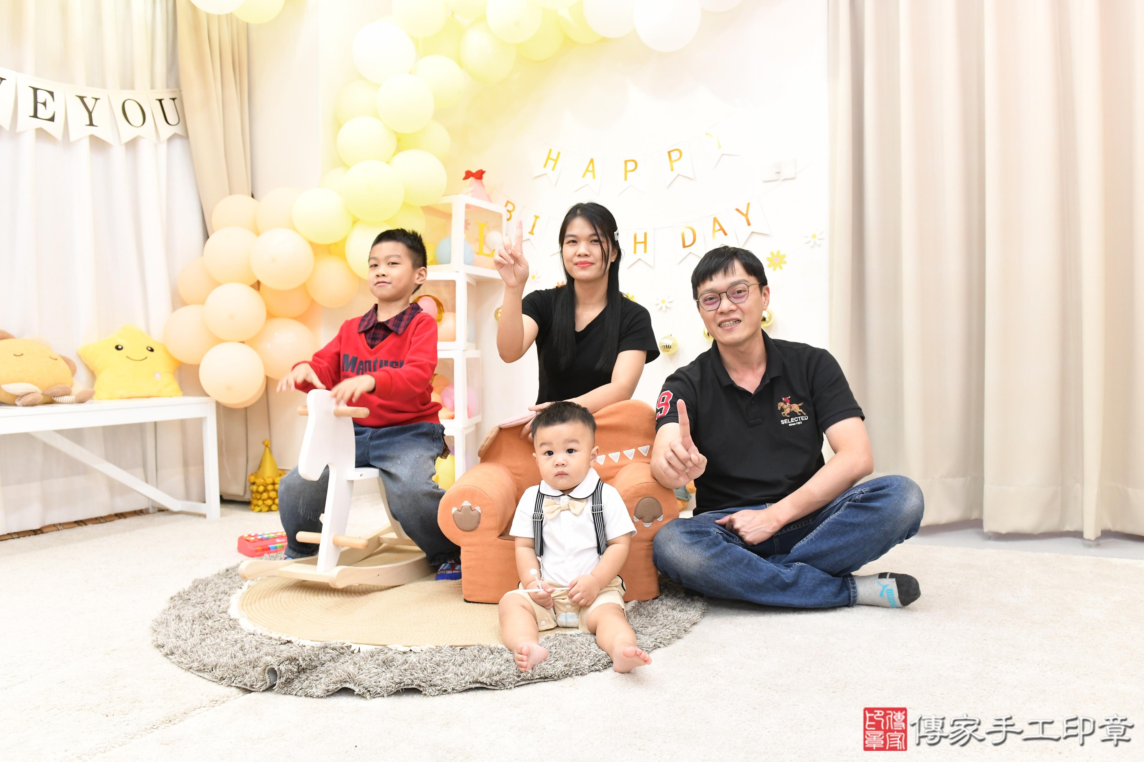 傳家手工印章高雄店、抓周、度脺、美式風會場、傳家嬰兒古禮、吉祥話、抓周道具物品24種、拍照。抓周證書。寶寶抓周、滿周歲、生日快樂、祝福 傳家手工印章高雄店、抓周、度脺、美式風會場、傳家嬰兒古禮、吉祥話、抓周道具物品24種、拍照。抓周證書。寶寶抓周、滿周歲、生日快樂、祝福