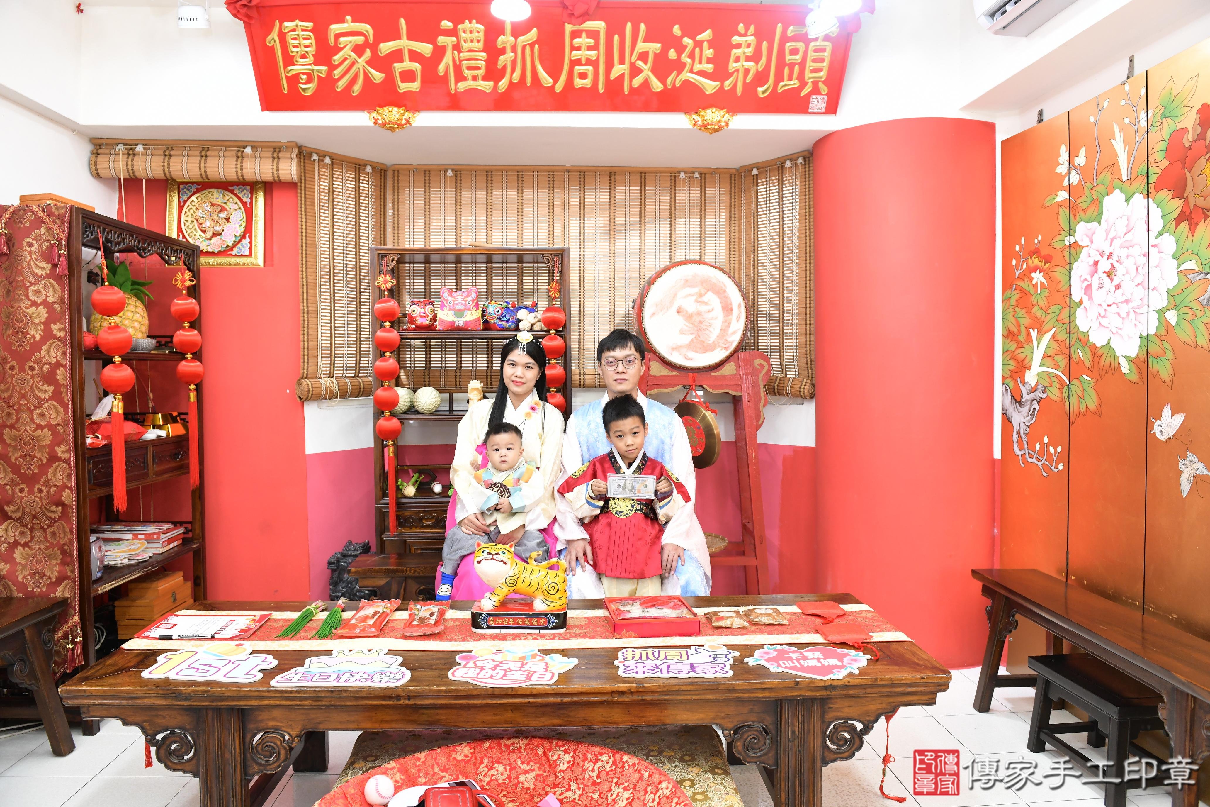 傳家手工印章高雄店、抓周、度脺、美式風會場、傳家嬰兒古禮、吉祥話、抓周道具物品24種、拍照。抓周證書。寶寶抓周、滿周歲、生日快樂、祝福 傳家手工印章高雄店、抓周、度脺、美式風會場、傳家嬰兒古禮、吉祥話、抓周道具物品24種、拍照。抓周證書。寶寶抓周、滿周歲、生日快樂、祝福