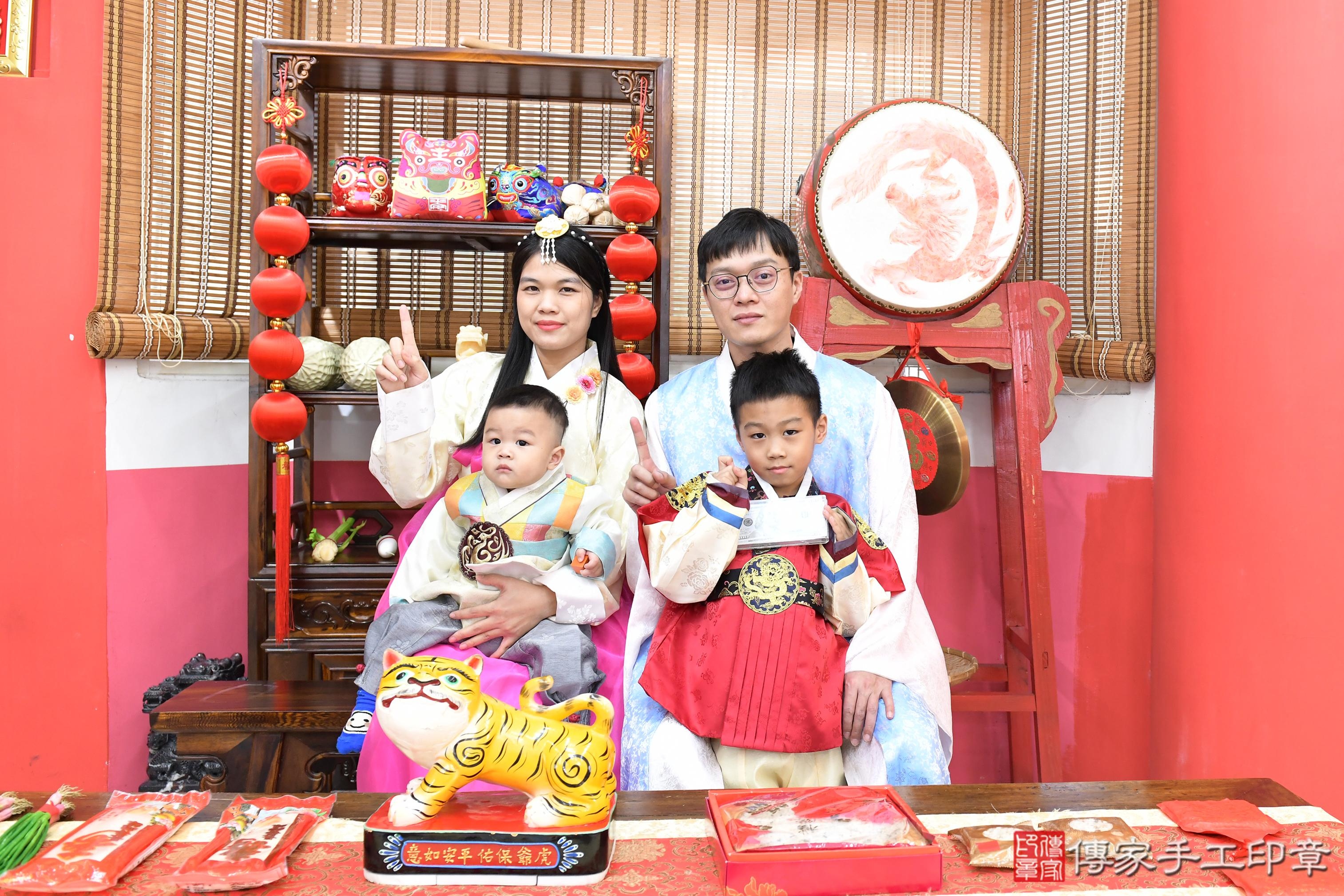 傳家手工印章高雄店、抓周、度脺、美式風會場、傳家嬰兒古禮、吉祥話、抓周道具物品24種、拍照。抓周證書。寶寶抓周、滿周歲、生日快樂、祝福 傳家手工印章高雄店、抓周、度脺、美式風會場、傳家嬰兒古禮、吉祥話、抓周道具物品24種、拍照。抓周證書。寶寶抓周、滿周歲、生日快樂、祝福