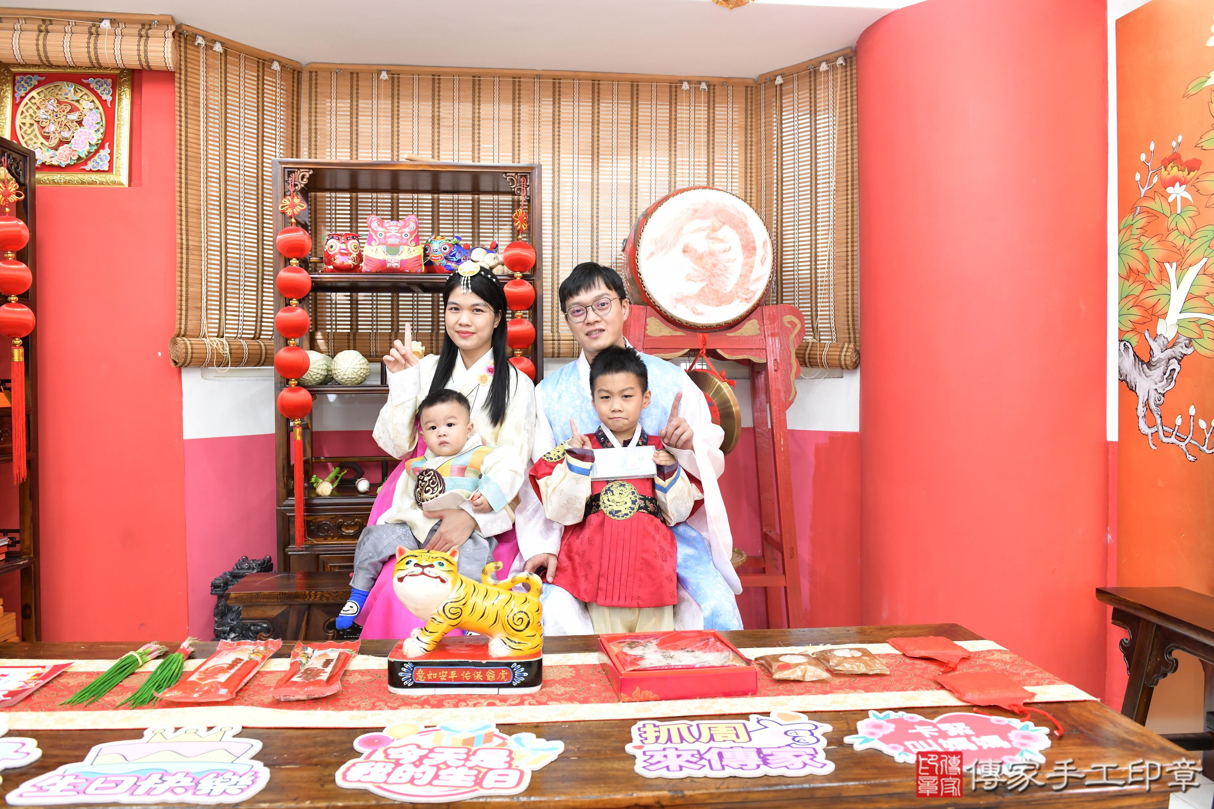 傳家手工印章高雄店、抓周、度脺、美式風會場、傳家嬰兒古禮、吉祥話、抓周道具物品24種、拍照。抓周證書。寶寶抓周、滿周歲、生日快樂、祝福 傳家手工印章高雄店、抓周、度脺、美式風會場、傳家嬰兒古禮、吉祥話、抓周道具物品24種、拍照。抓周證書。寶寶抓周、滿周歲、生日快樂、祝福