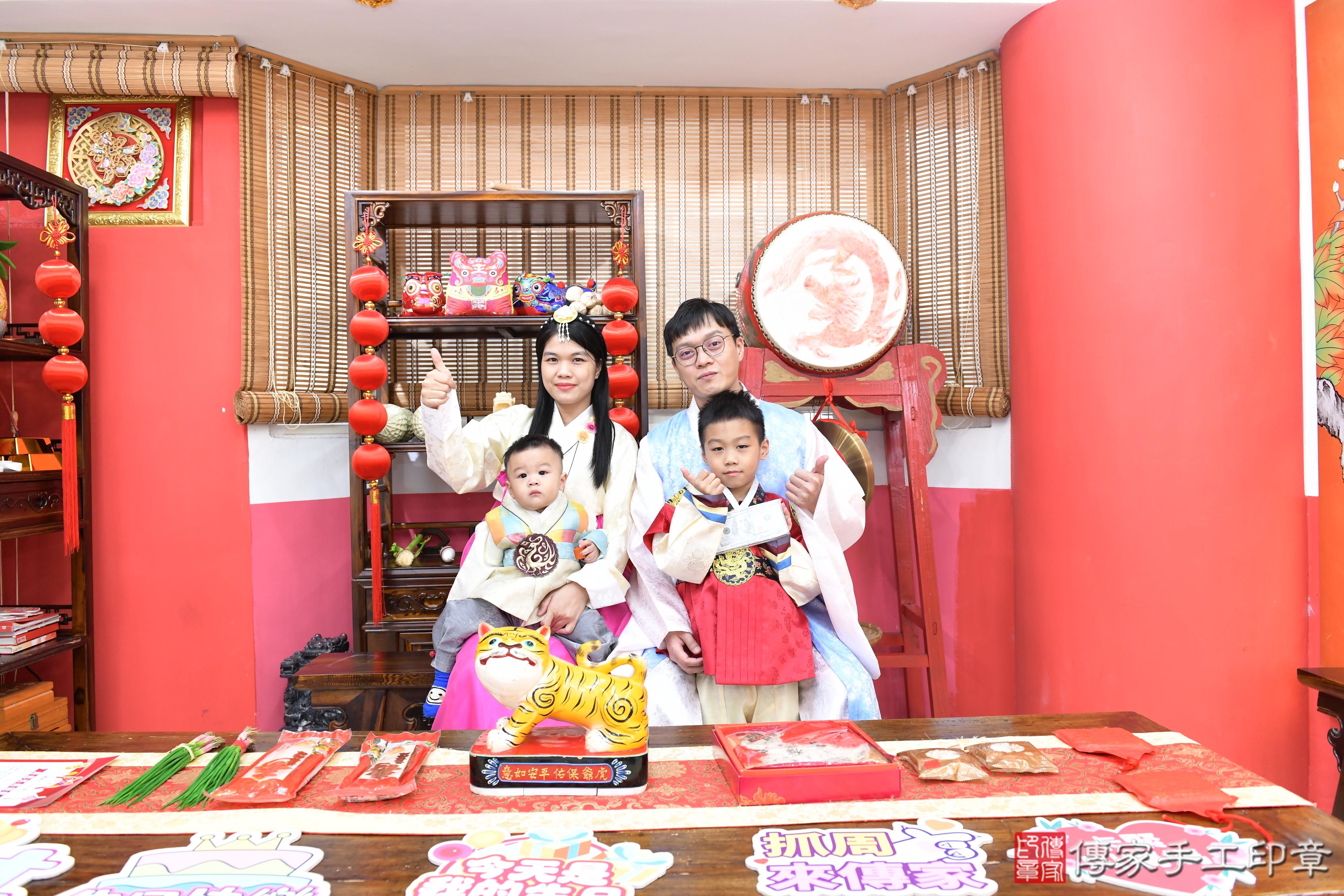 傳家手工印章高雄店、抓周、度脺、美式風會場、傳家嬰兒古禮、吉祥話、抓周道具物品24種、拍照。抓周證書。寶寶抓周、滿周歲、生日快樂、祝福 傳家手工印章高雄店、抓周、度脺、美式風會場、傳家嬰兒古禮、吉祥話、抓周道具物品24種、拍照。抓周證書。寶寶抓周、滿周歲、生日快樂、祝福